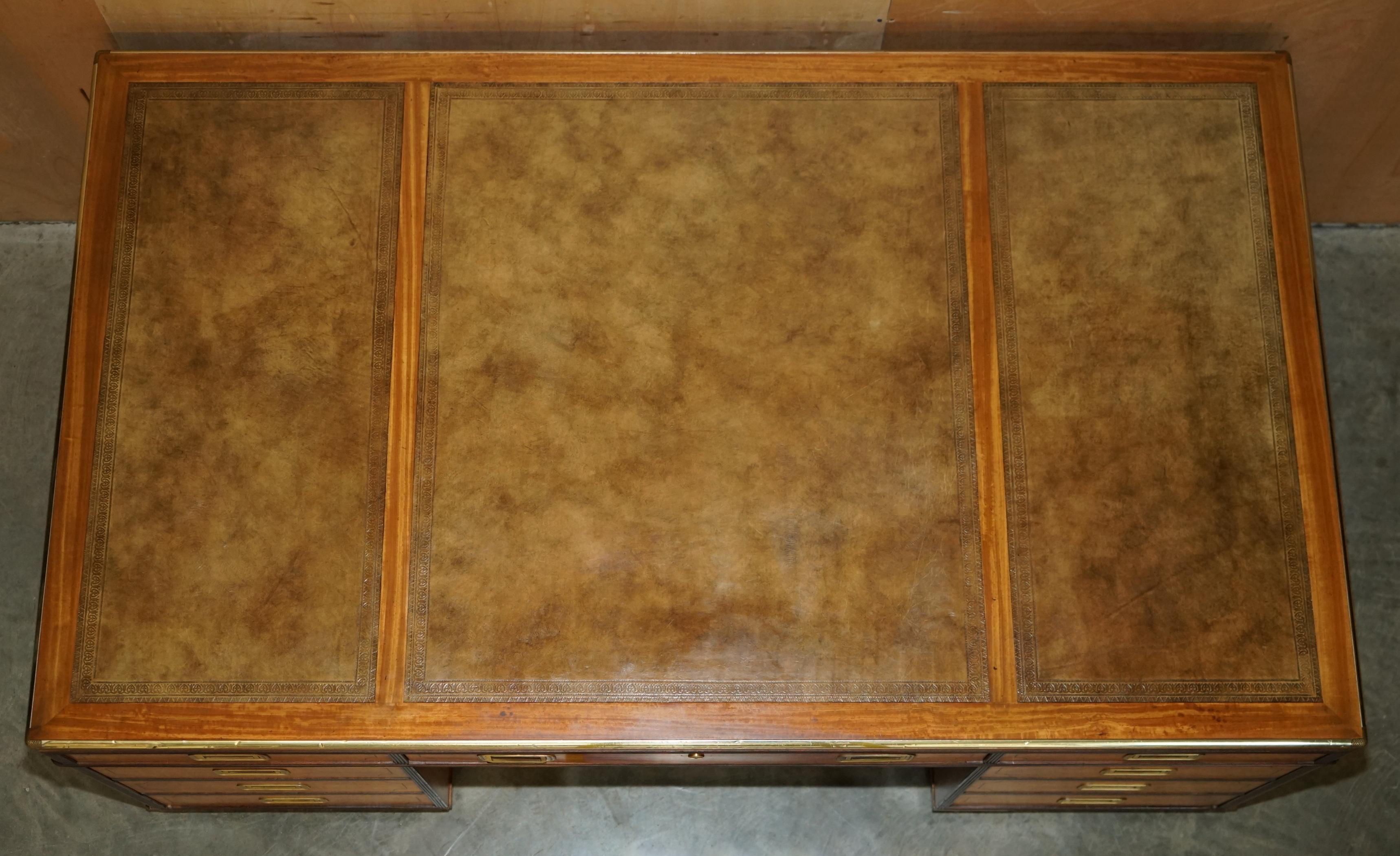 EXQUISITE EXTRA LARGE DOUBLE SiDED MILITARY CAMPAIGN TWIN PEDESTAL PARTNER DESK in vendita 9