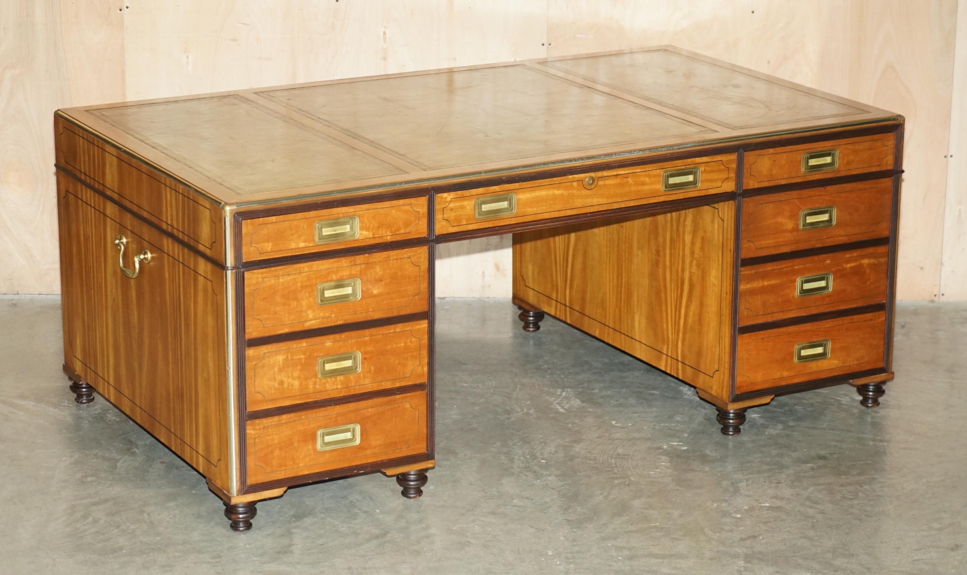 Casa Reale Antiquariato

Royal House Antiques è lieta di offrire in vendita questo squisito scrittoio a doppio piedistallo della Campaigner militare, con cassetti dotati di serratura e piano in tre pezzi con pannello diviso.

Tieni presente che le