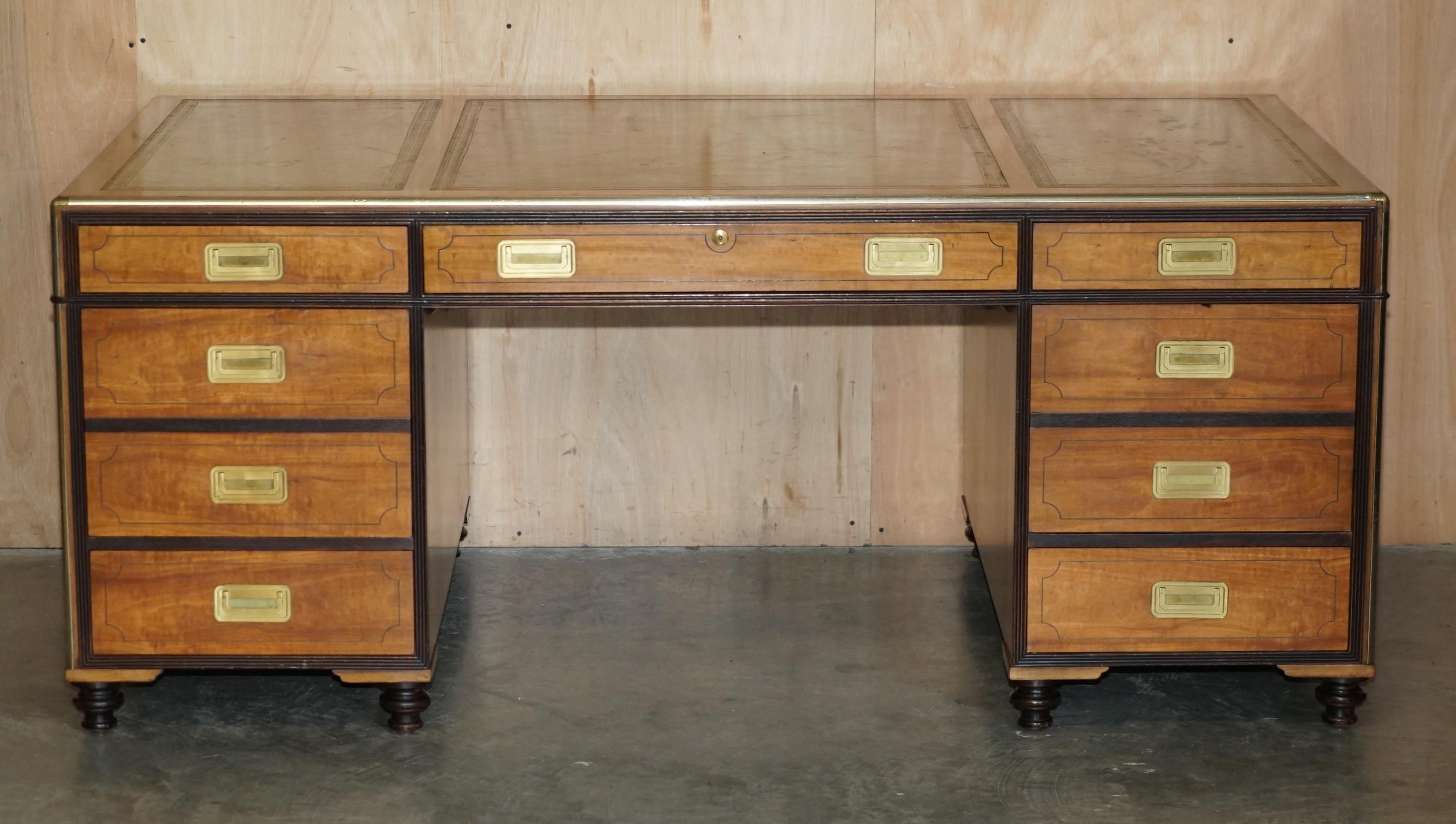 Stile Campaign EXQUISITE EXTRA LARGE DOUBLE SiDED MILITARY CAMPAIGN TWIN PEDESTAL PARTNER DESK in vendita