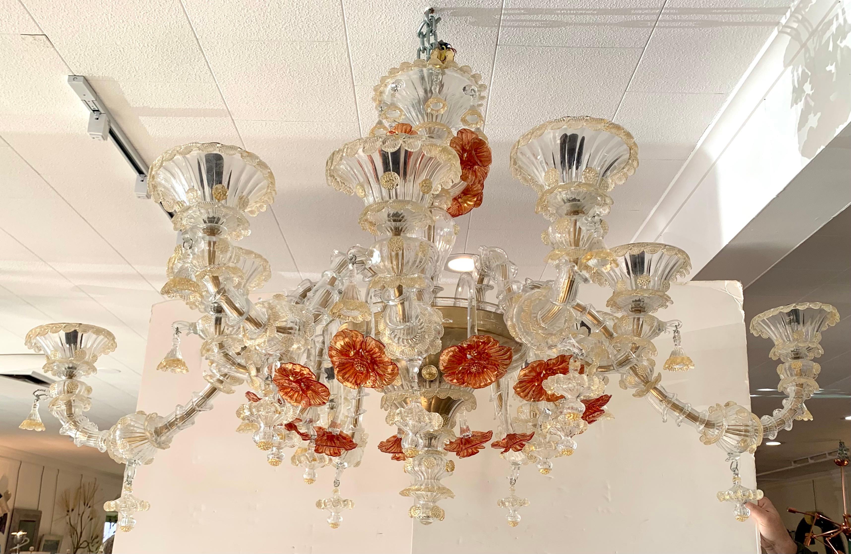 Magnifique lustre de Murano à douze lumières et aux détails exquis. Fabriquées en Italie.
