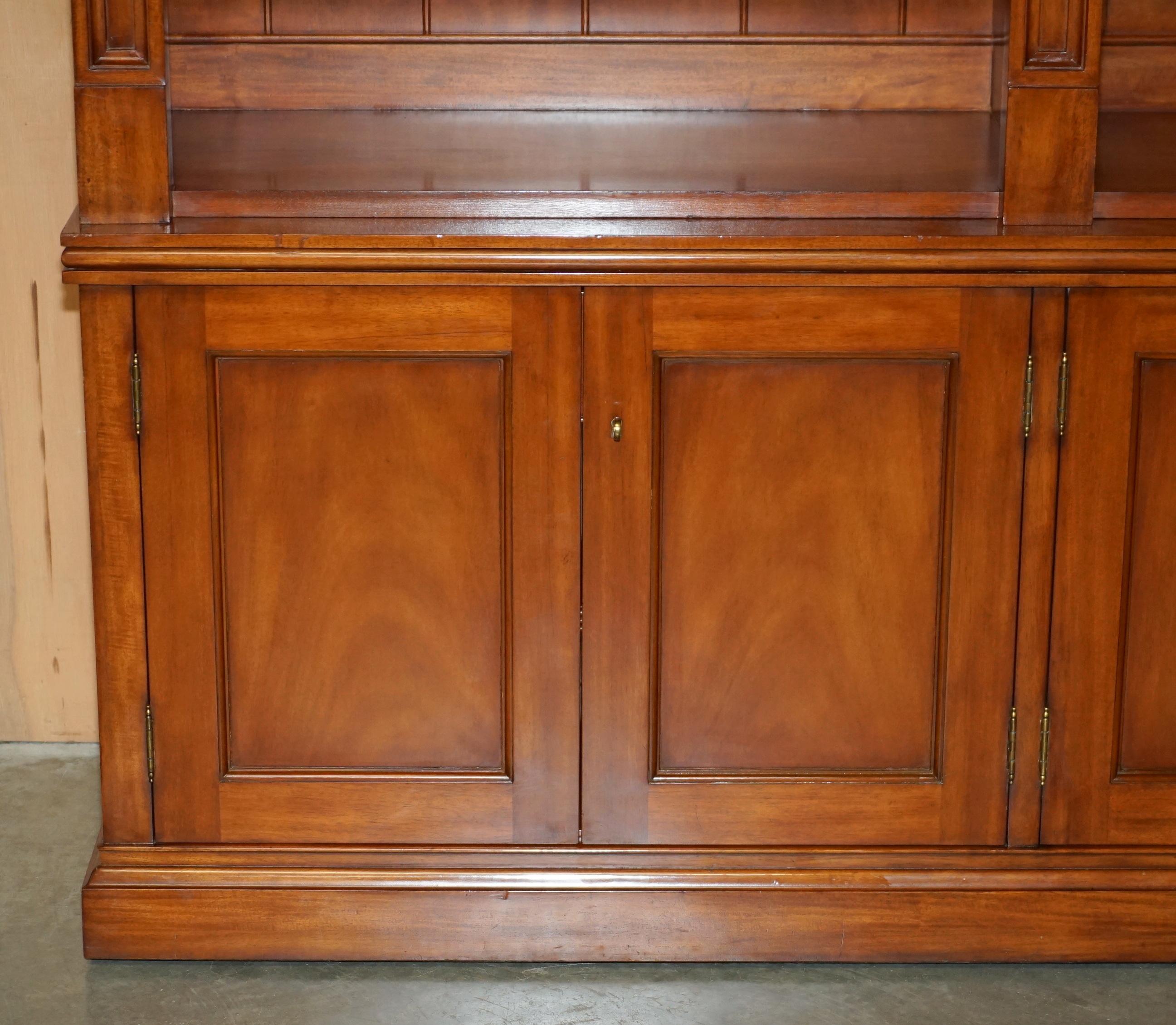 EXQUISITE EXTRA LARGE RALPH LAUREN HARDWOOD MADISON AVENUE OPEN LiBRARY BOOKCASE In Good Condition For Sale In West Sussex, Pulborough