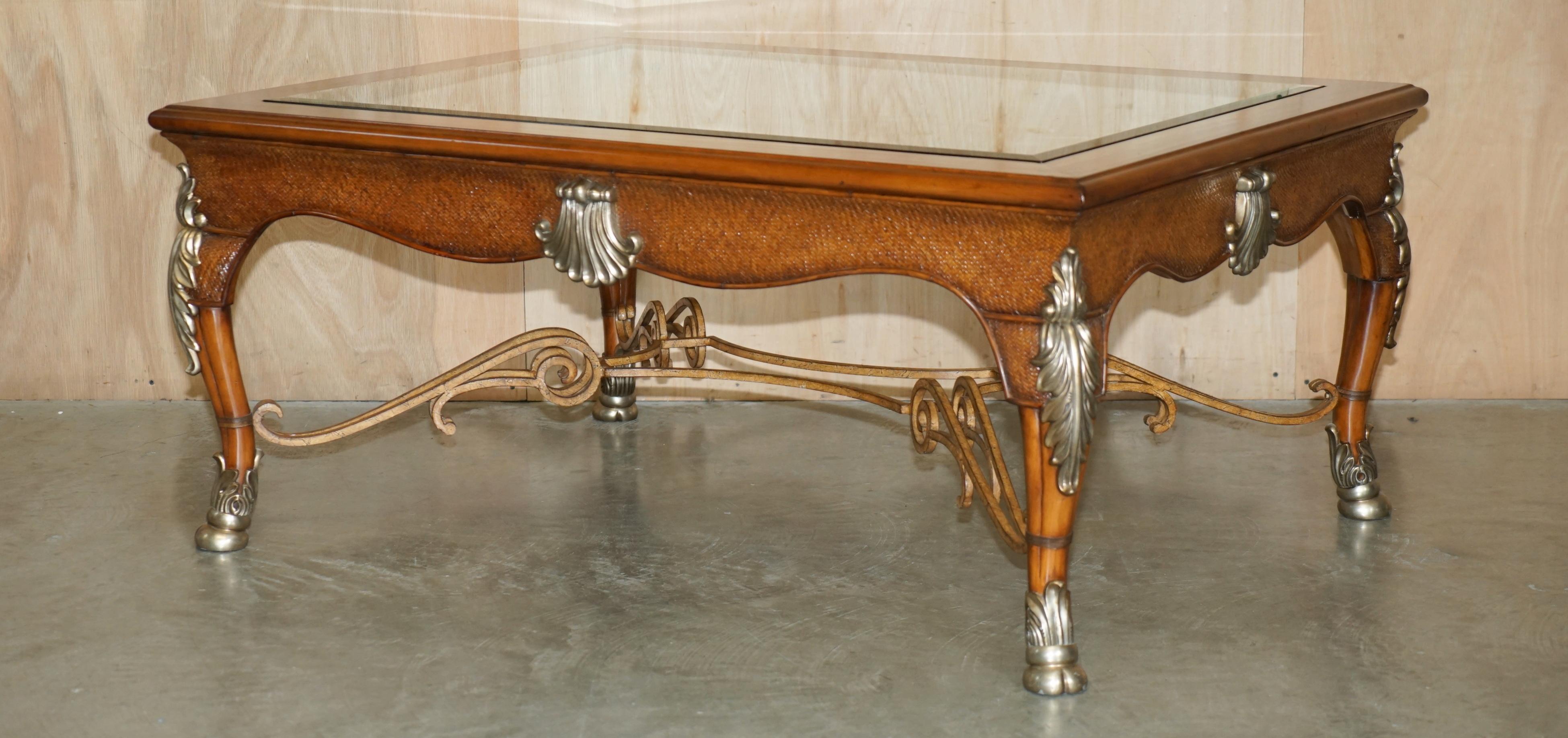 The House Antiques a le plaisir d'offrir à la vente cette table basse absolument exquise, de très grande taille, de la collection Thomasville Safari, qui fait partie d'une grande suite. 

J'ai une assez belle suite de ce mobilier Thomasville pour