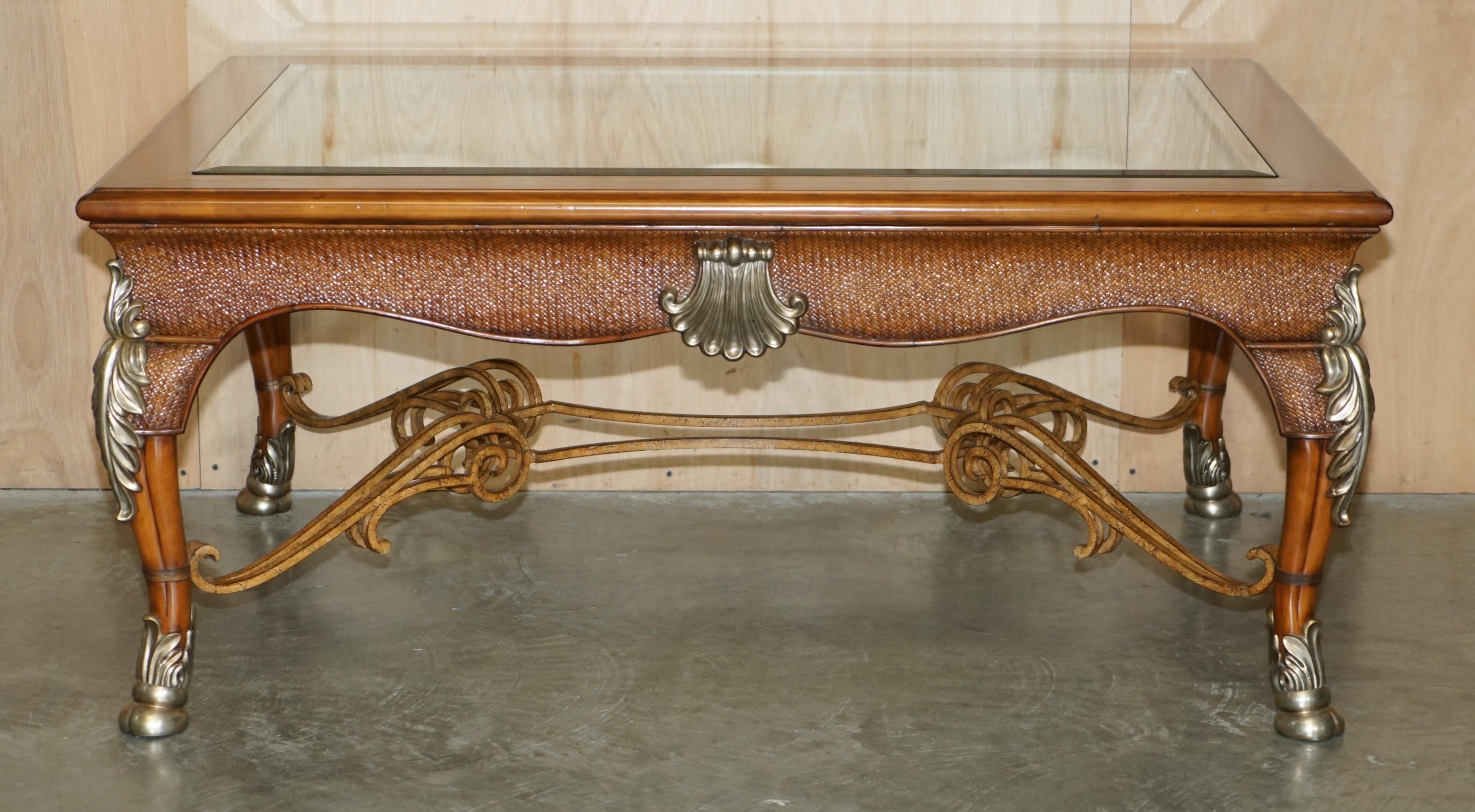 Moderne Exquise table basse de la collection SAFARI THOMASVILLE SAFARI en vente