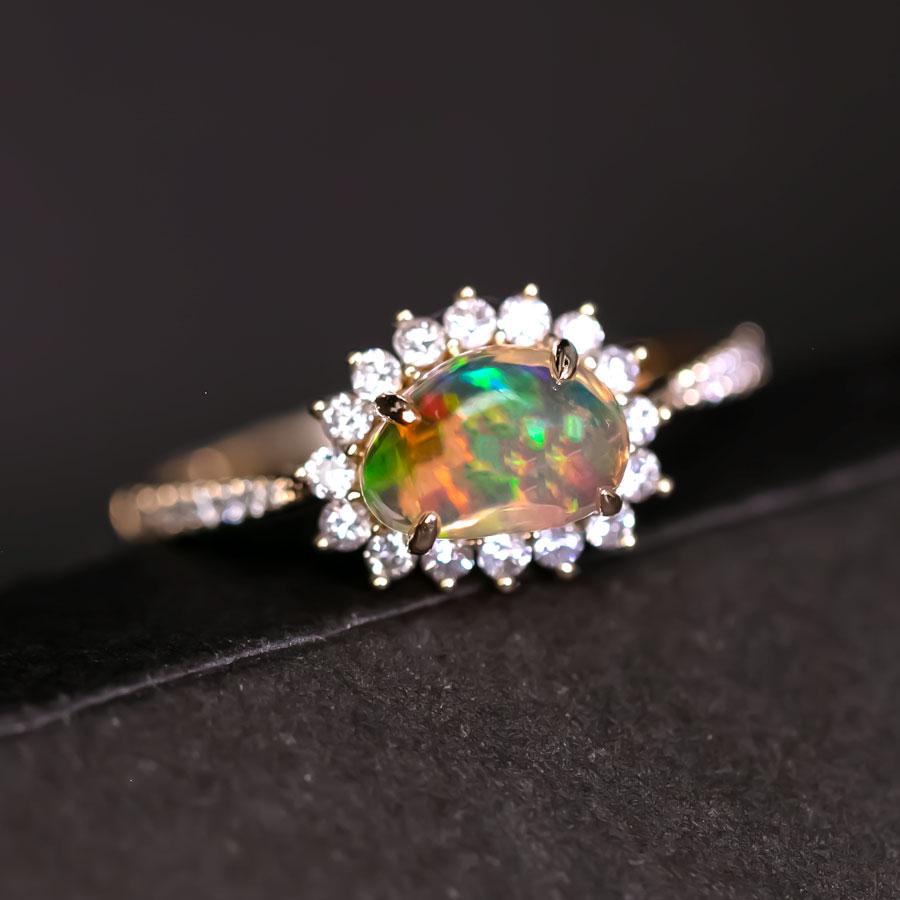 Exquisite Fire Opal Halo Diamond Engagement Ring 18K Yellow Gold Neuf - En vente à Suwanee, GA