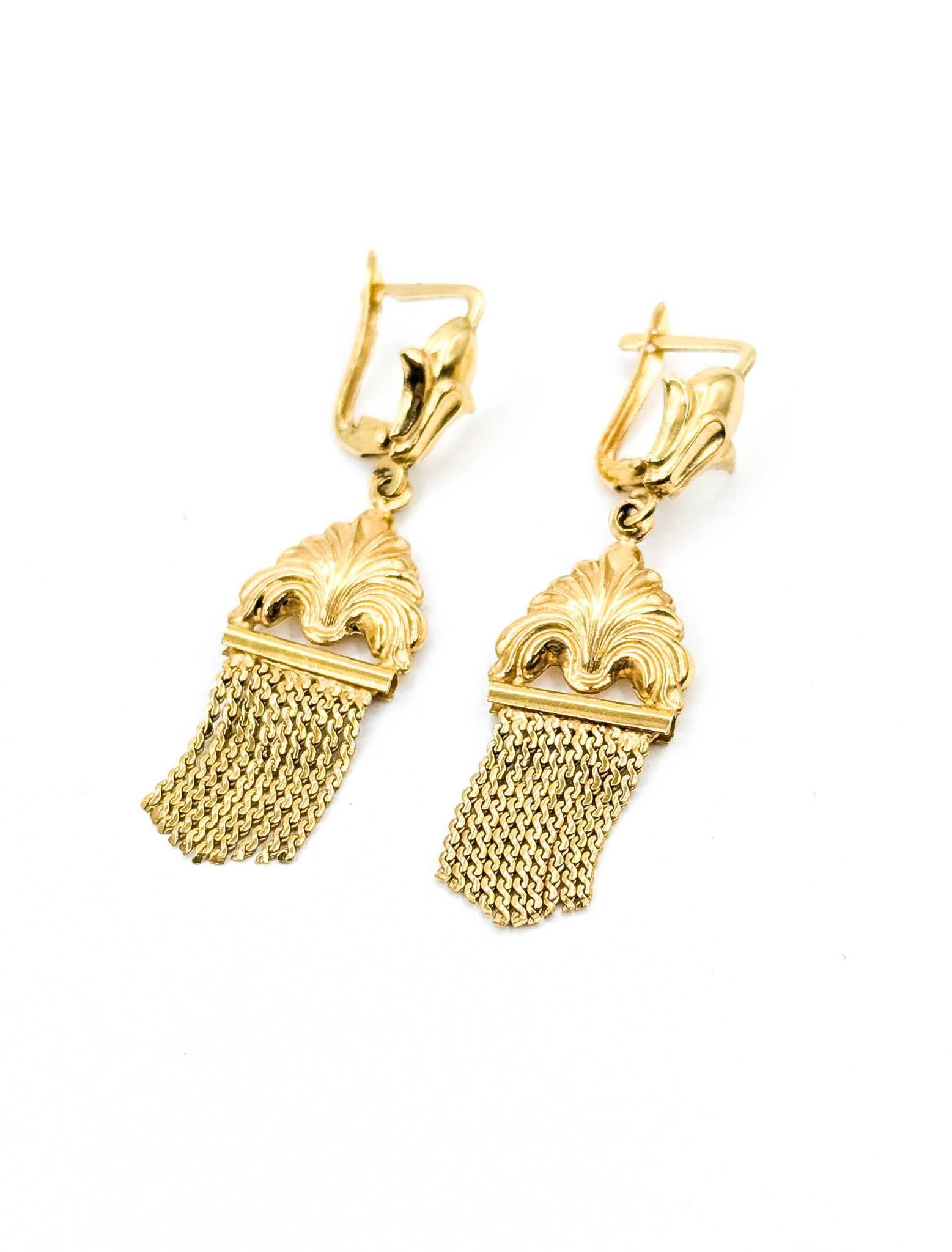 Exquisite Fleur De Lis Dangle Tassel Vintage Earrings in 18k Yellow Gold

Immerse yourself in the luxurious allure of these exquisite Fleur De Lis Dangle Tassel earrings, meticulously crafted in 18k yellow gold. Infused with the timeless charm of