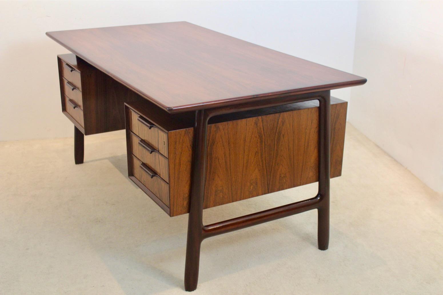 Squisita scrivania danese free-standing in teak. Disegnato da Arne Vodder e prodotto da Sibast Danimarca negli anni '60. La scrivania è realizzata in legno di teak e dispone di due serie di tre cassetti su ciascun lato e di due vani portaoggetti,