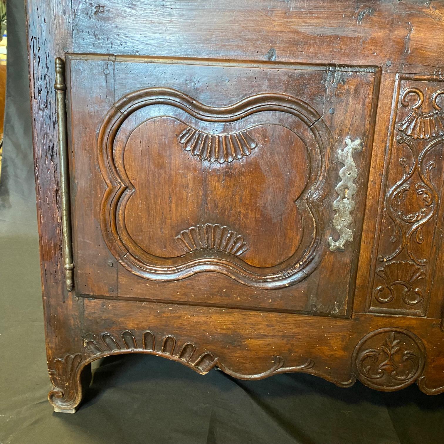 Squisito buffet o credenza francese in legno di noce intagliato del XVIII secolo in vendita 4