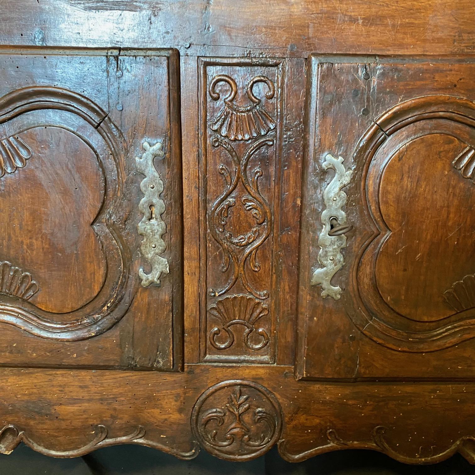 Squisito buffet o credenza francese in legno di noce intagliato del XVIII secolo in vendita 5