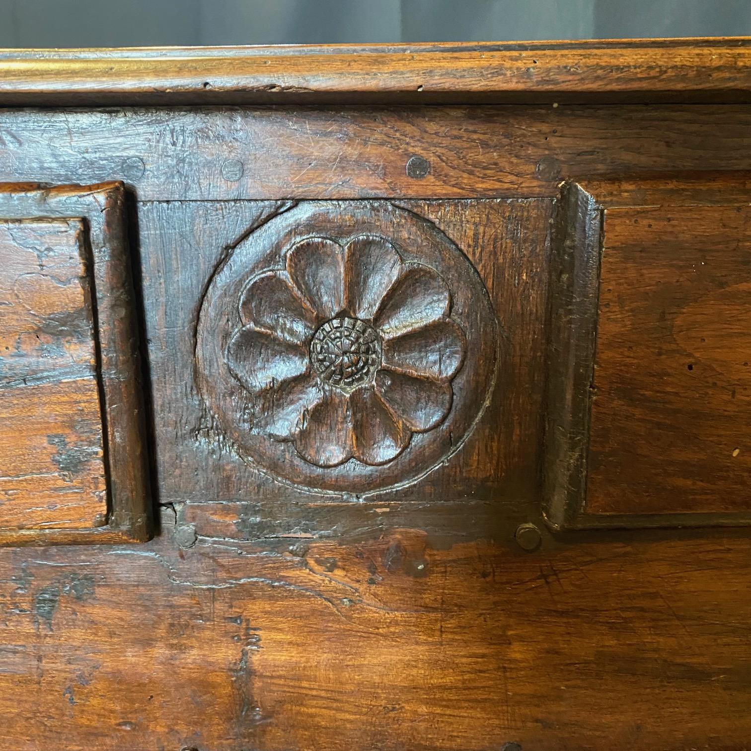 Squisito buffet o credenza francese in legno di noce intagliato del XVIII secolo in vendita 6