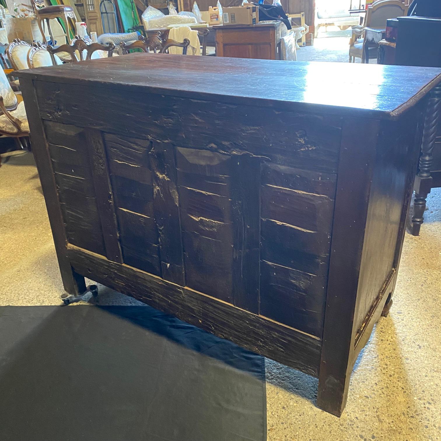 Squisito buffet o credenza francese in legno di noce intagliato del XVIII secolo in vendita 7