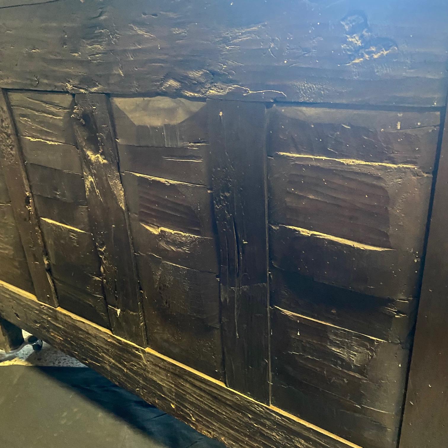 Squisito buffet o credenza francese in legno di noce intagliato del XVIII secolo in vendita 8