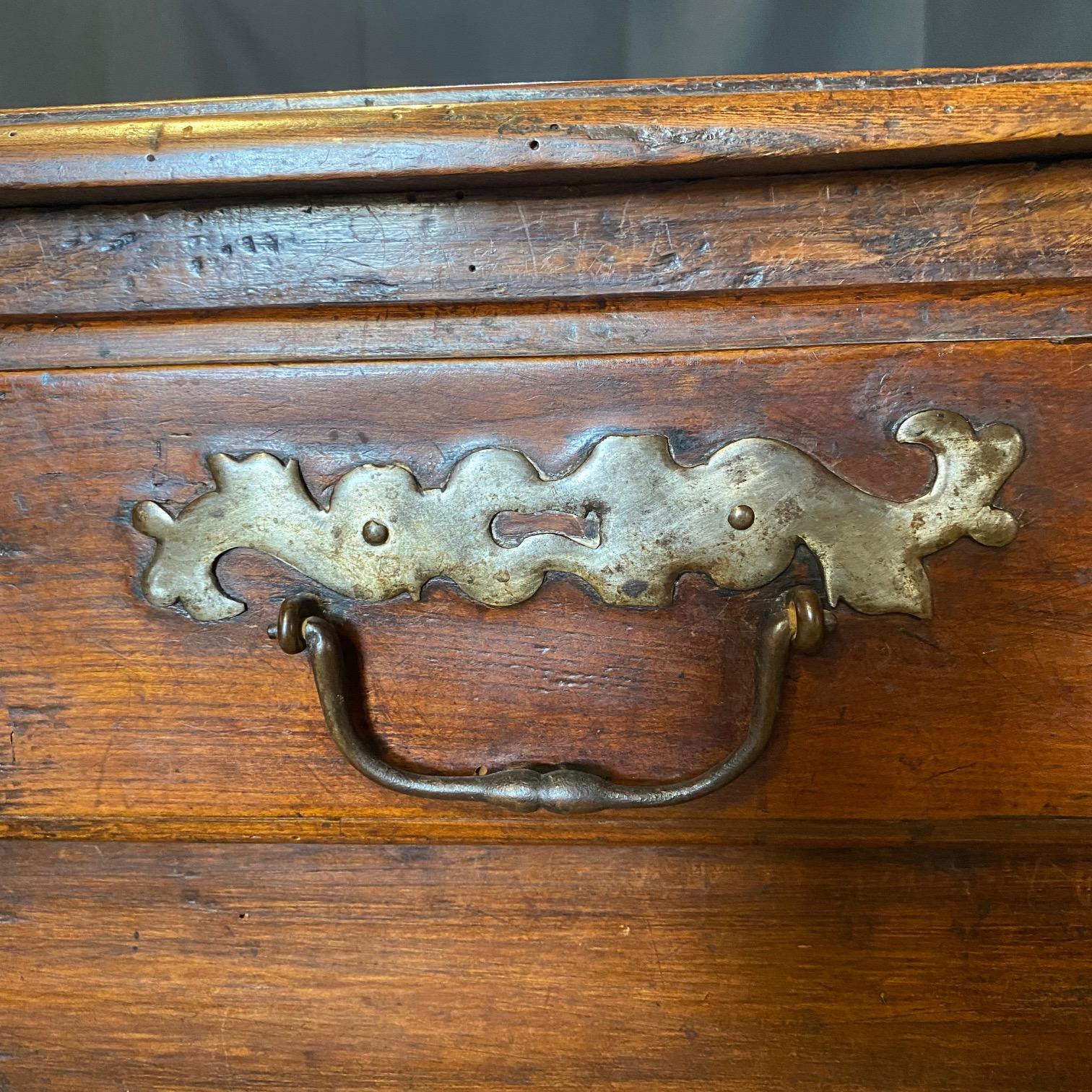 Questa squisita credenza antica è una vera e propria testimonianza dell'eleganza e della maestria dei mobili francesi del XVIII secolo. Grazie al suo design senza tempo e all'impeccabile attenzione ai dettagli, questo pezzo funge sia da soluzione
