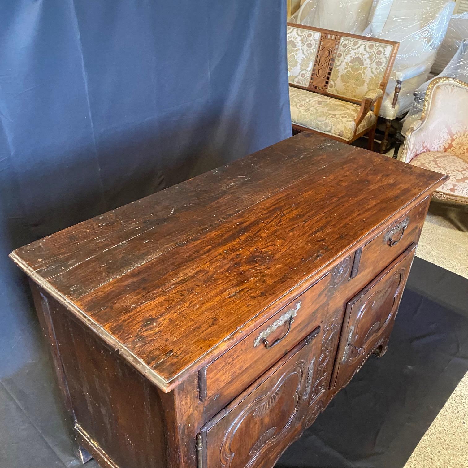 Stile provenzale Squisito buffet o credenza francese in legno di noce intagliato del XVIII secolo in vendita