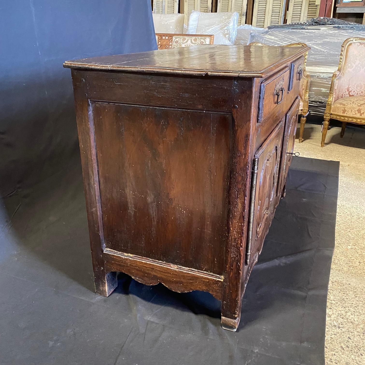 Squisito buffet o credenza francese in legno di noce intagliato del XVIII secolo In condizioni buone in vendita a Hopewell, NJ