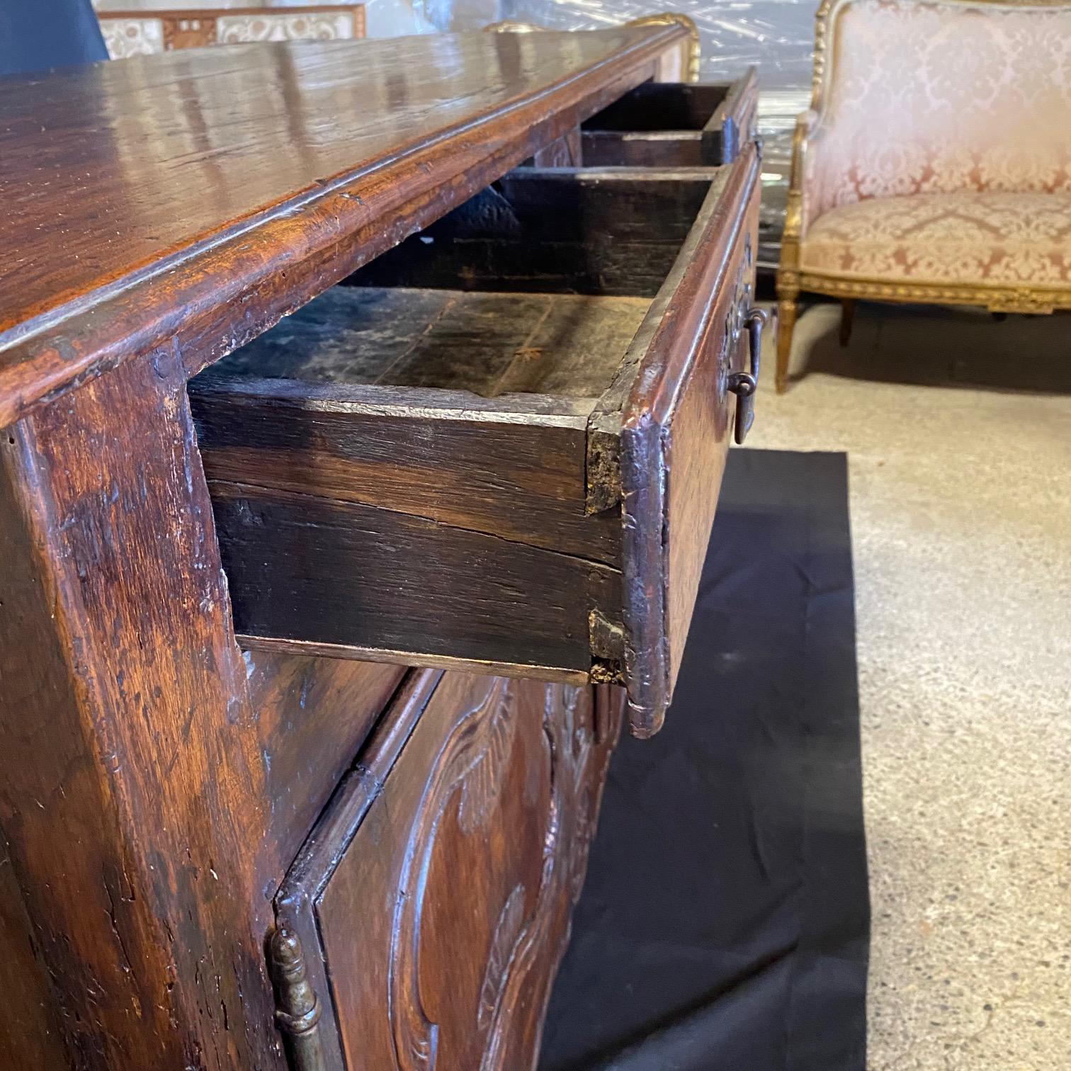 Noce Squisito buffet o credenza francese in legno di noce intagliato del XVIII secolo in vendita