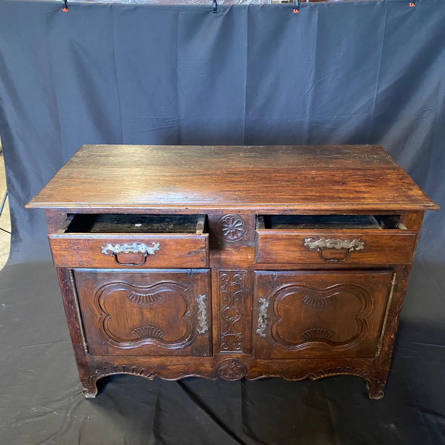 Squisito buffet o credenza francese in legno di noce intagliato del XVIII secolo in vendita 1