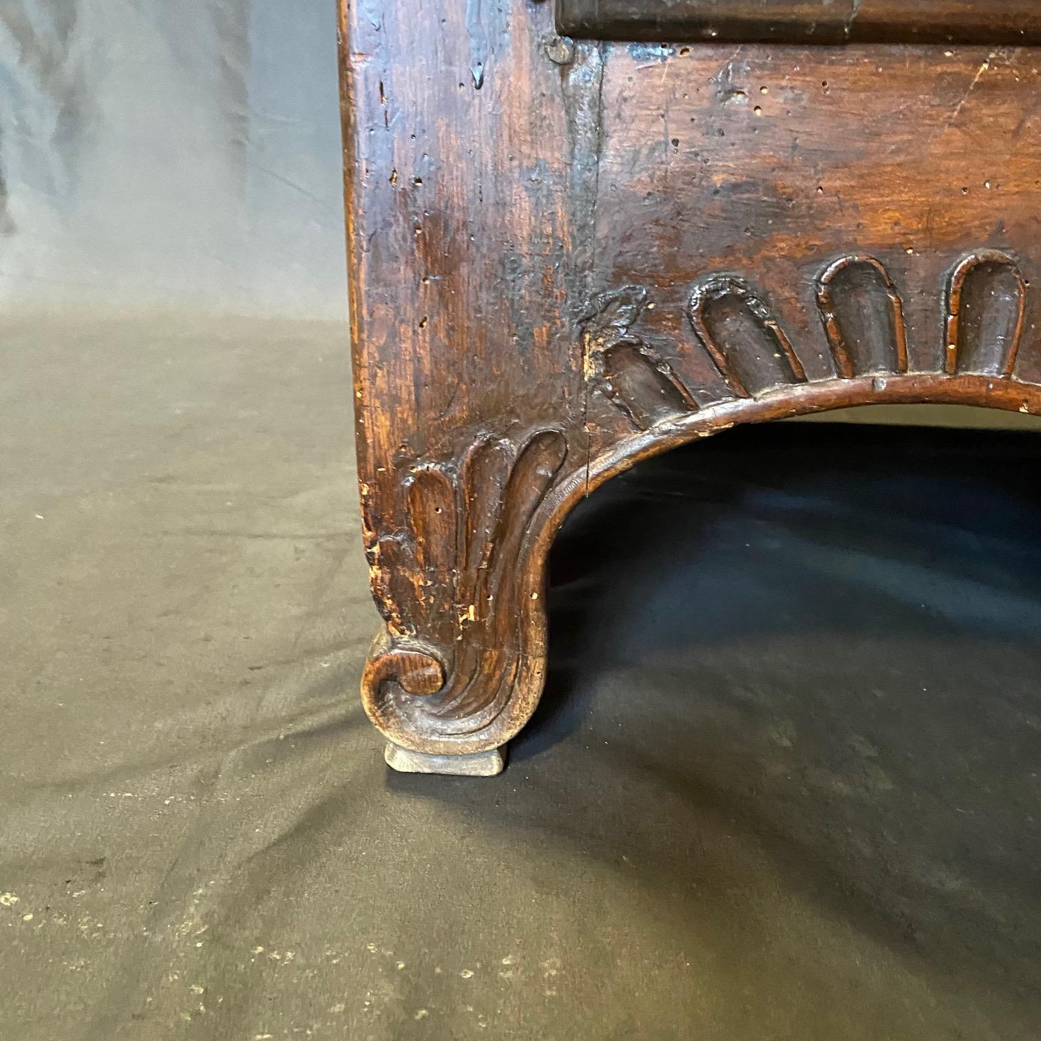 Squisito buffet o credenza francese in legno di noce intagliato del XVIII secolo in vendita 2