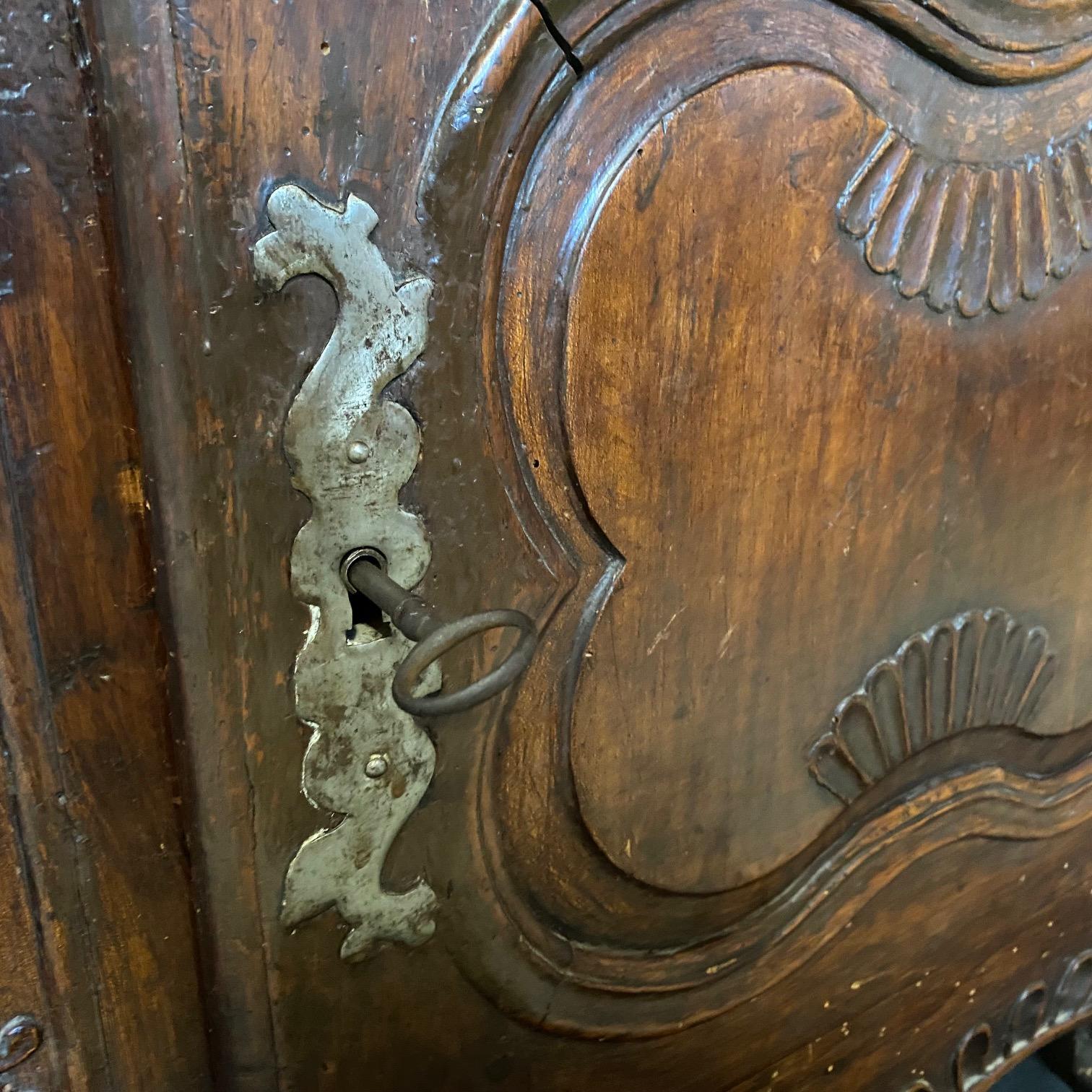 Squisito buffet o credenza francese in legno di noce intagliato del XVIII secolo in vendita 3