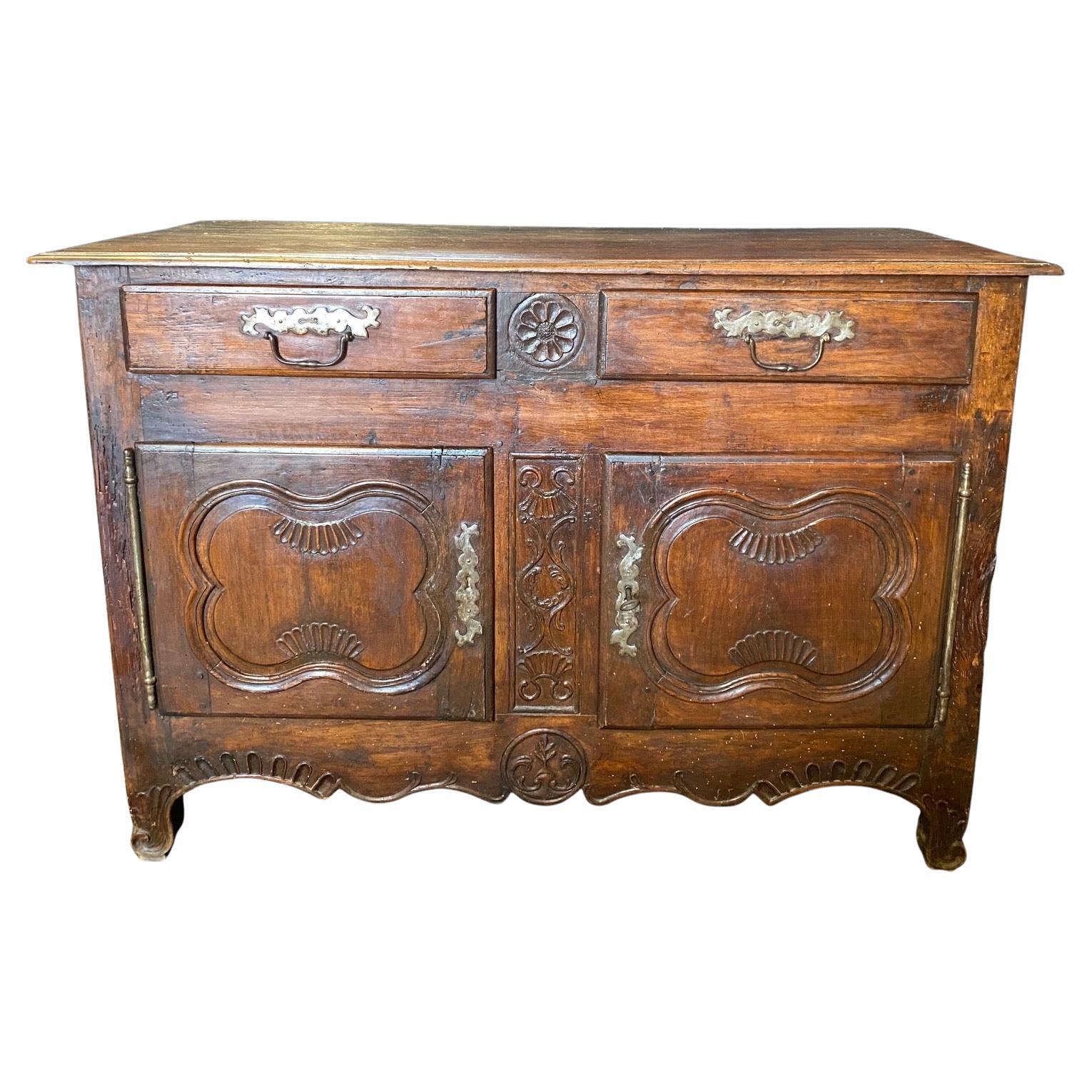 Exquisito mueble aparador o buffet de nogal tallado francés del siglo XVIII