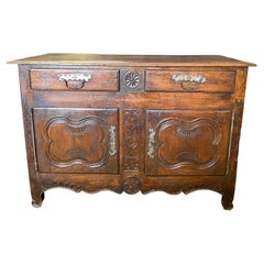 Exquise armoire de rangement en noyer sculpté française du XVIIIe siècle