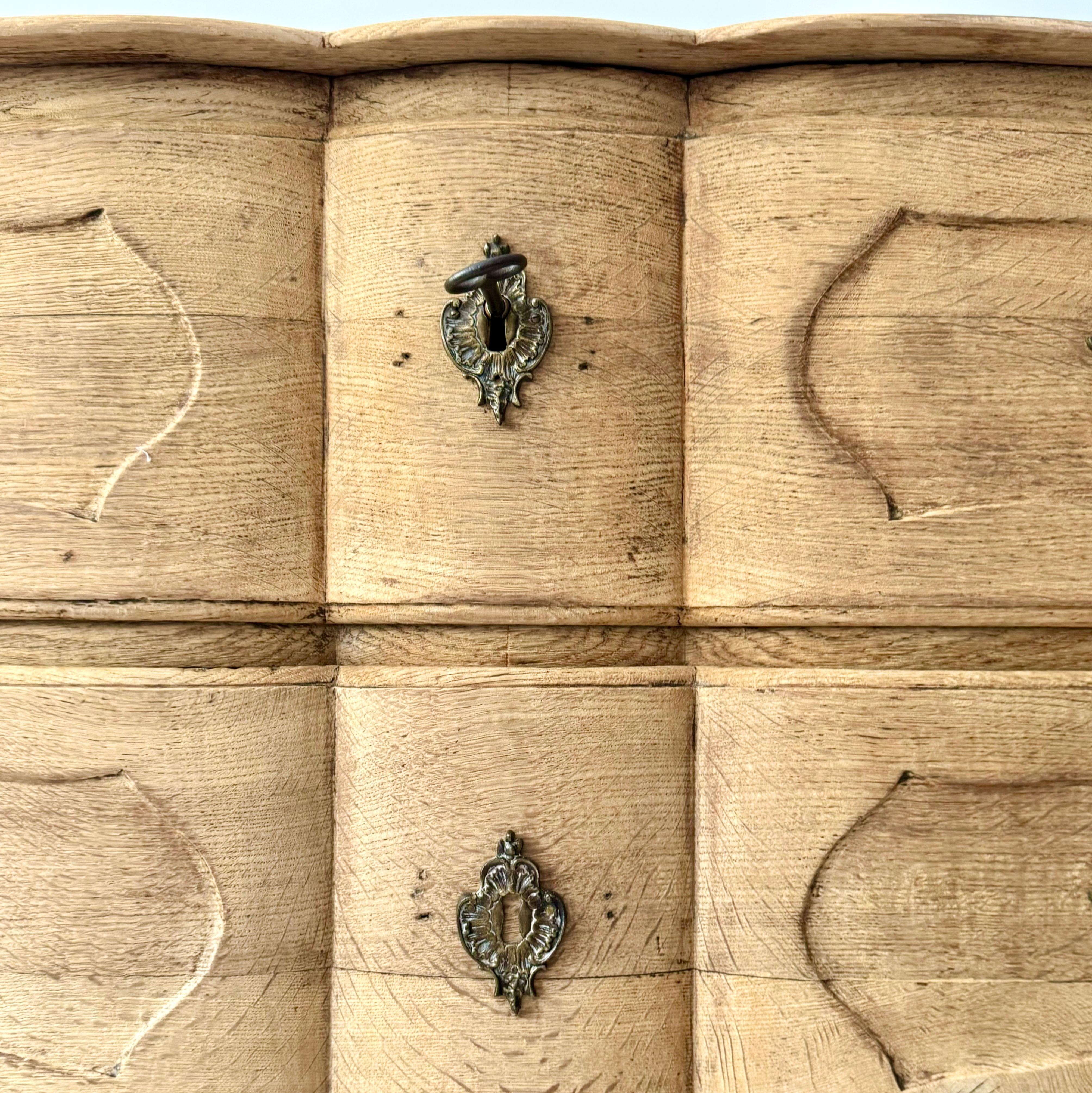 Squisita commode francese del XVIII secolo in Oak in vendita 3