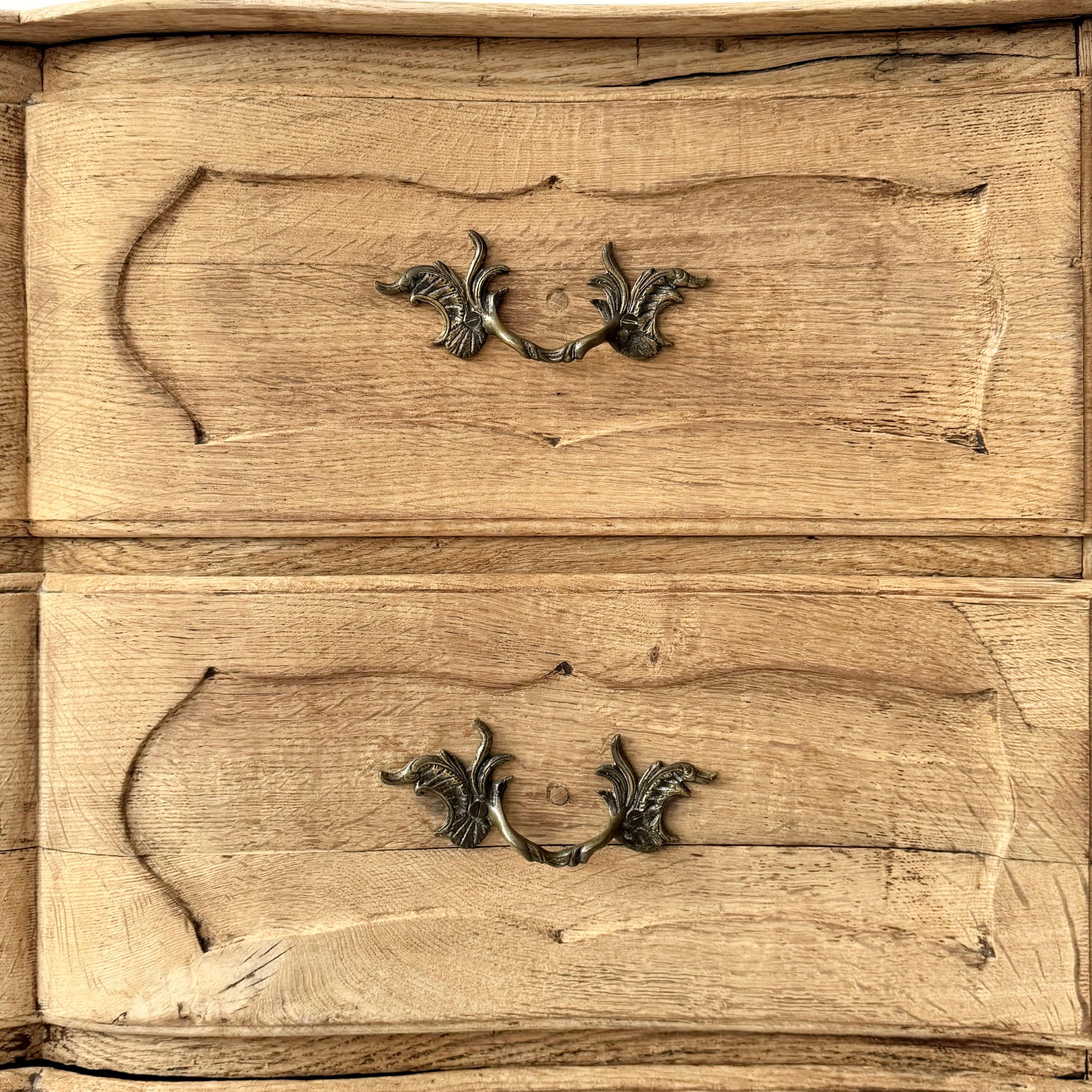 Squisita commode francese del XVIII secolo in Oak in vendita 4