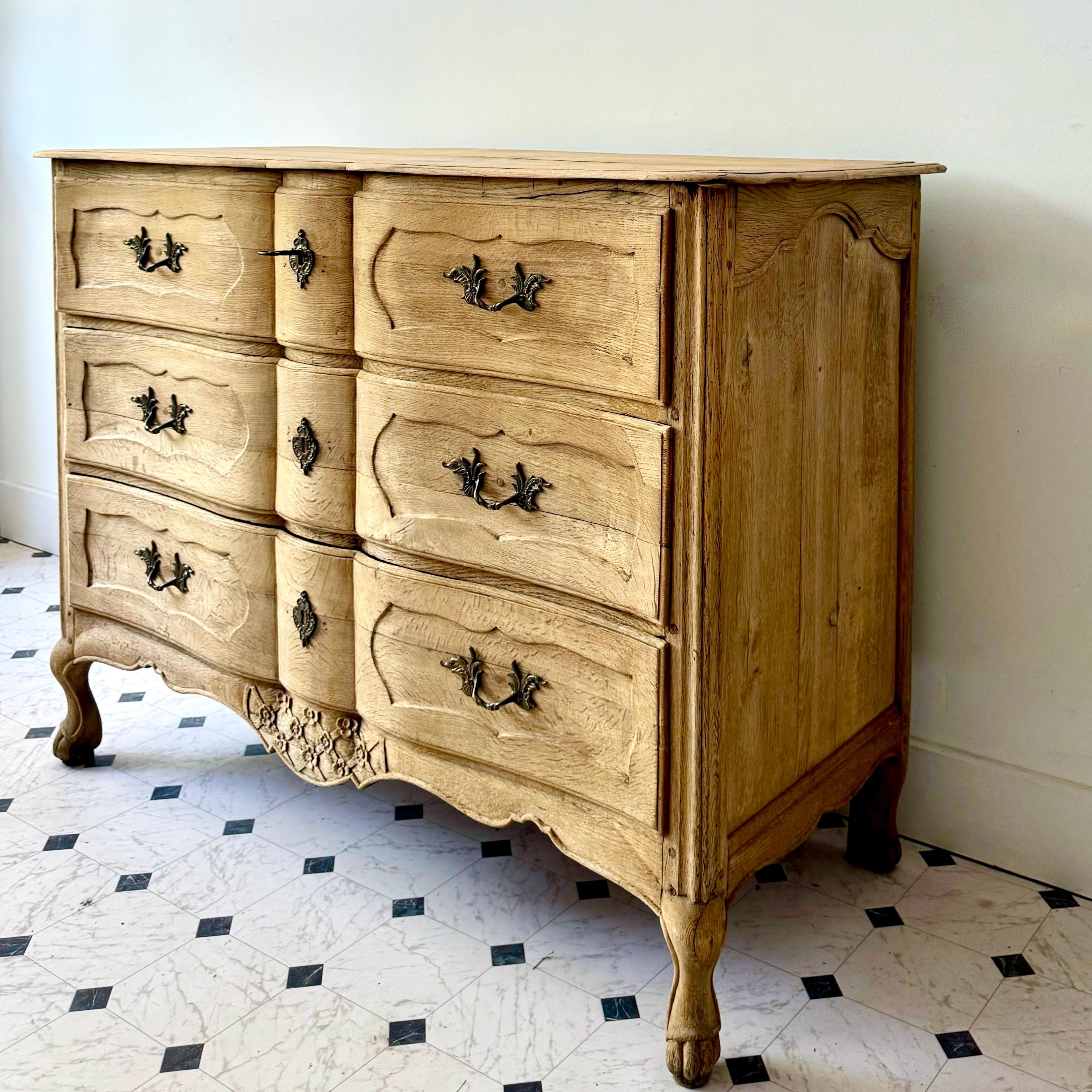 Luigi XV Squisita commode francese del XVIII secolo in Oak in vendita