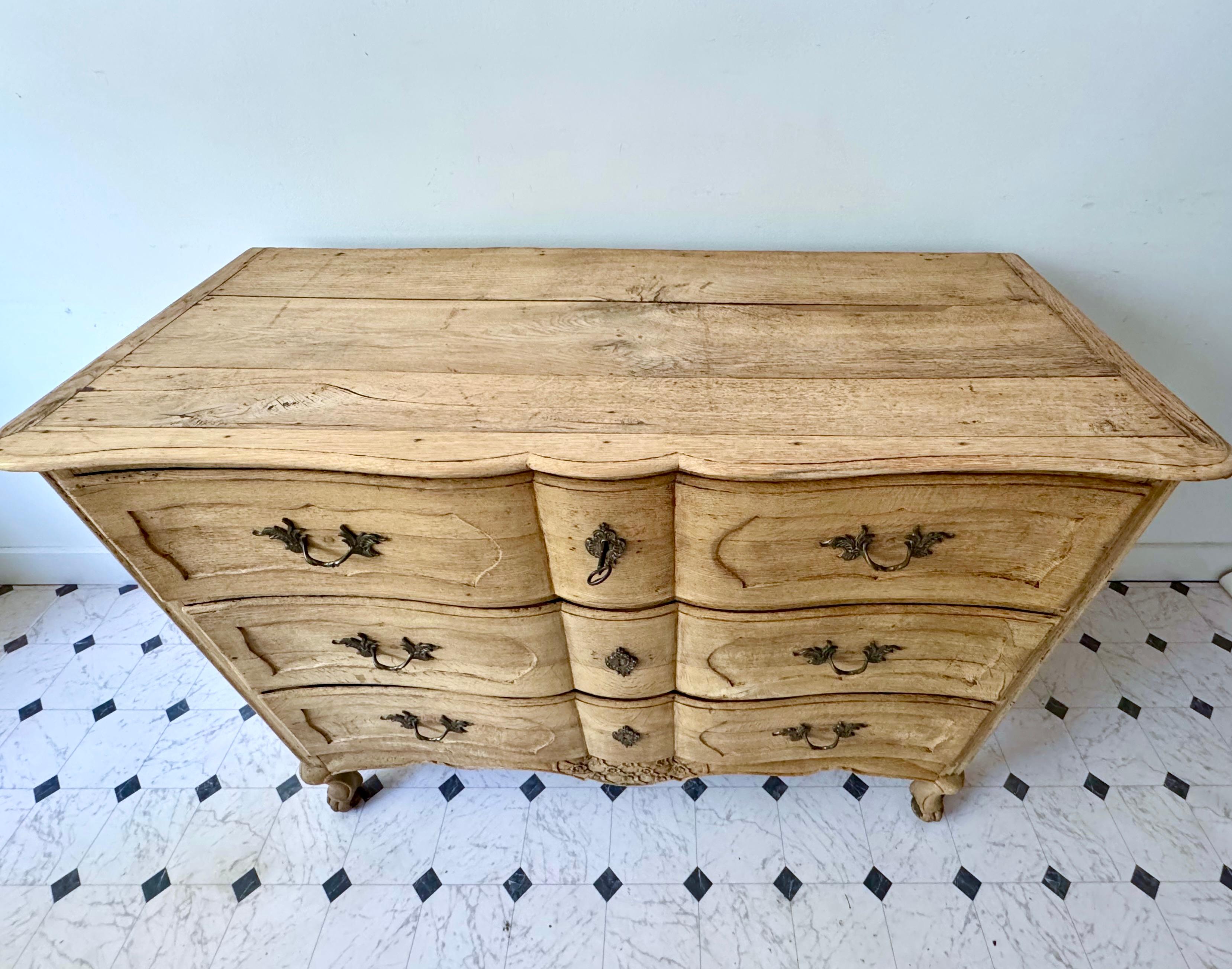 Sbiancato Squisita commode francese del XVIII secolo in Oak in vendita