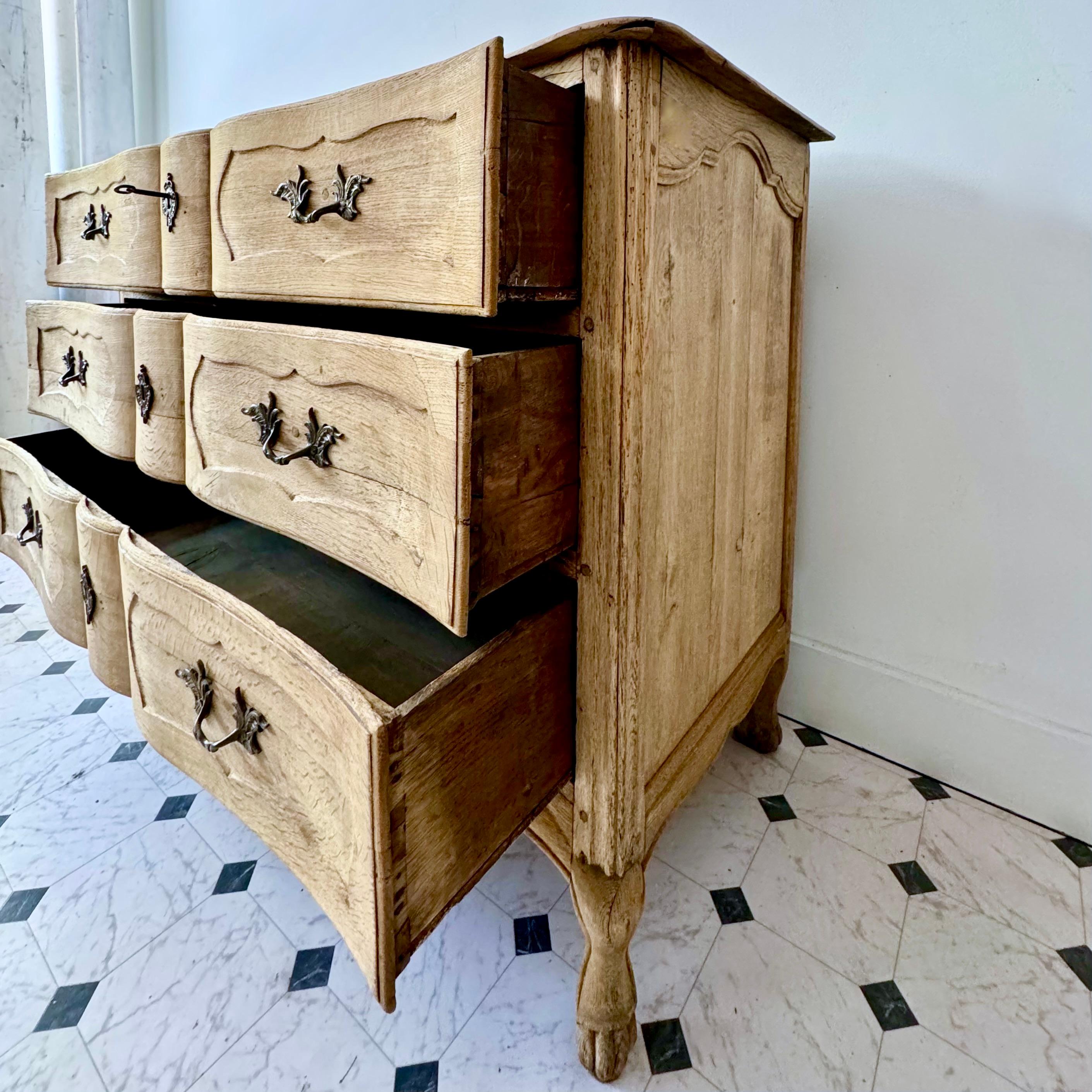 Squisita commode francese del XVIII secolo in Oak In condizioni buone in vendita a Charleston, SC