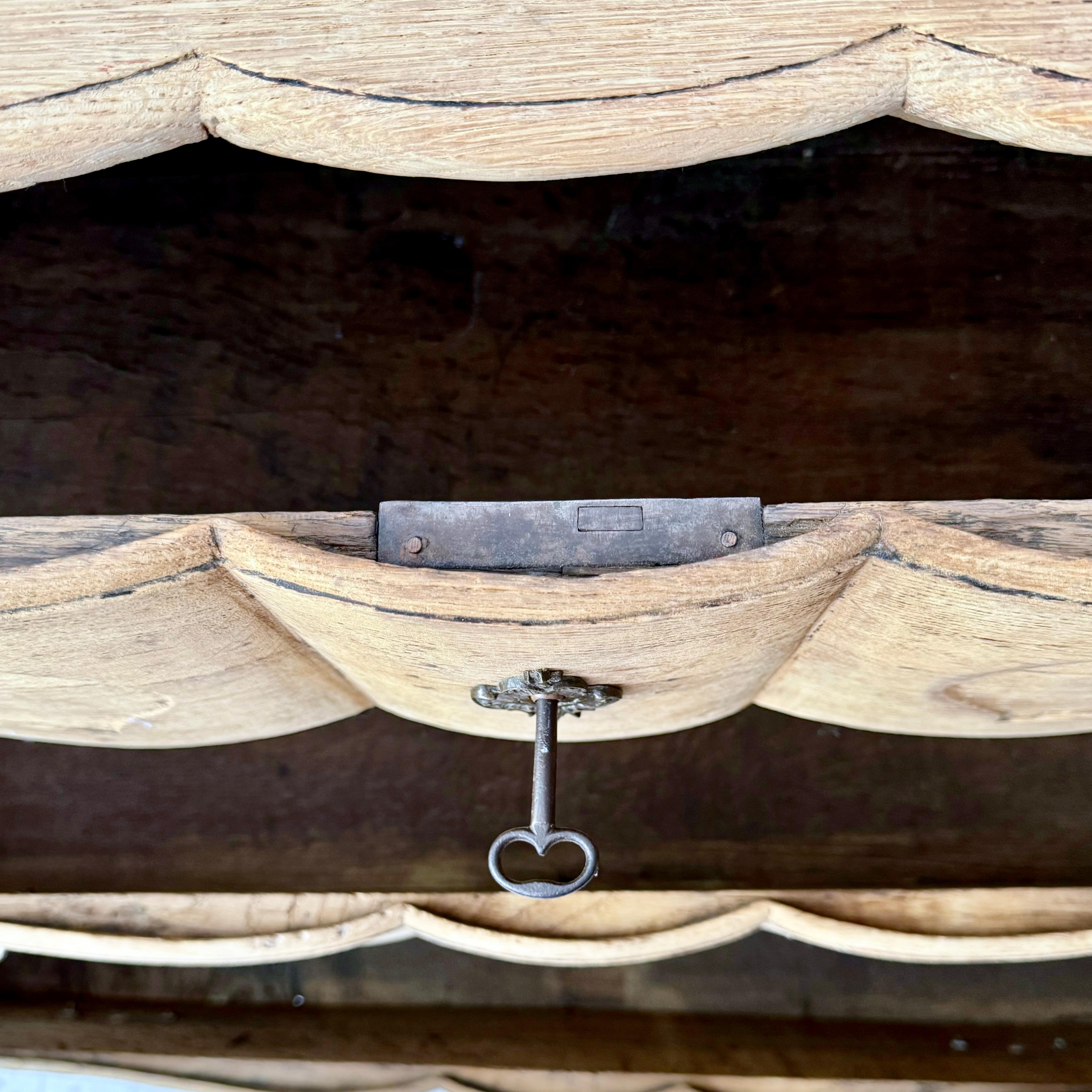 Fino al XVIII secolo Squisita commode francese del XVIII secolo in Oak in vendita