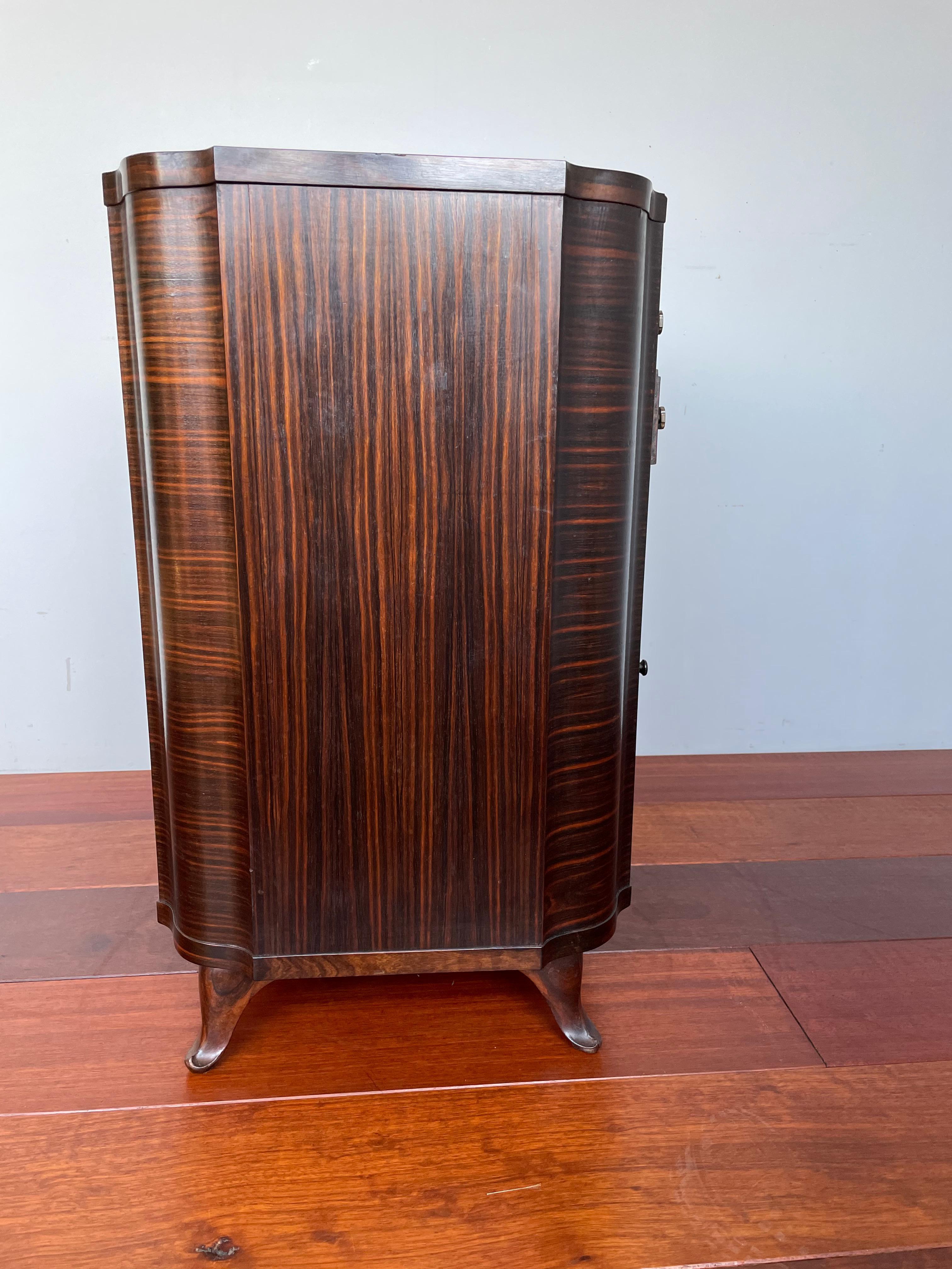 Exquisite French Art Deco Coromandel & Birdseye Maple Drinks Cabinet w. Drawers In Good Condition For Sale In Lisse, NL