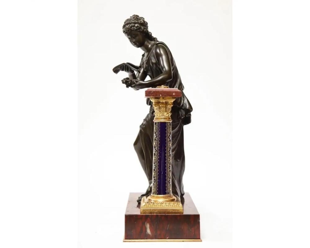 Bronze Exquise sculpture française en bronze, marbre rouge et porcelaine de Sèvres en vente