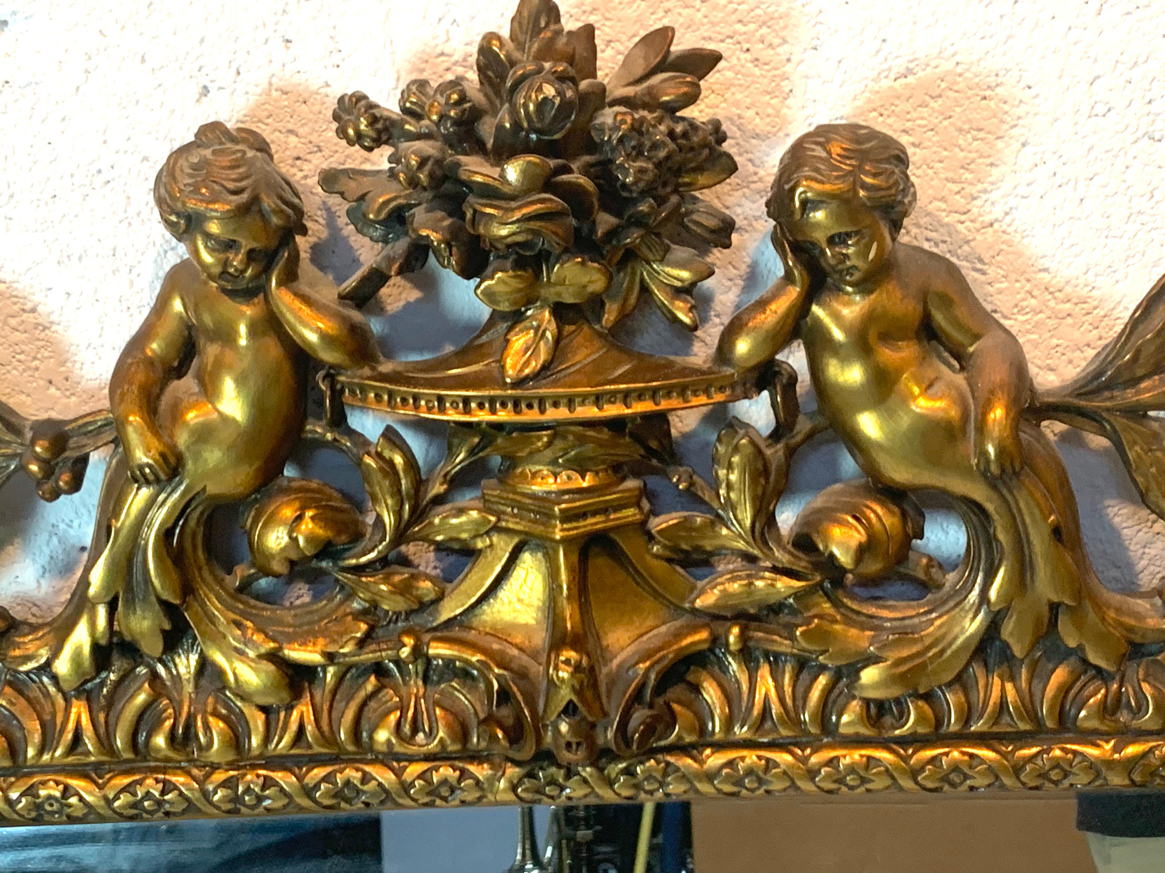 Exquisite French Carved Giltwood Putti Motif Cushioned Mirror, Paris, 1900 In Good Condition In West Palm Beach, FL
