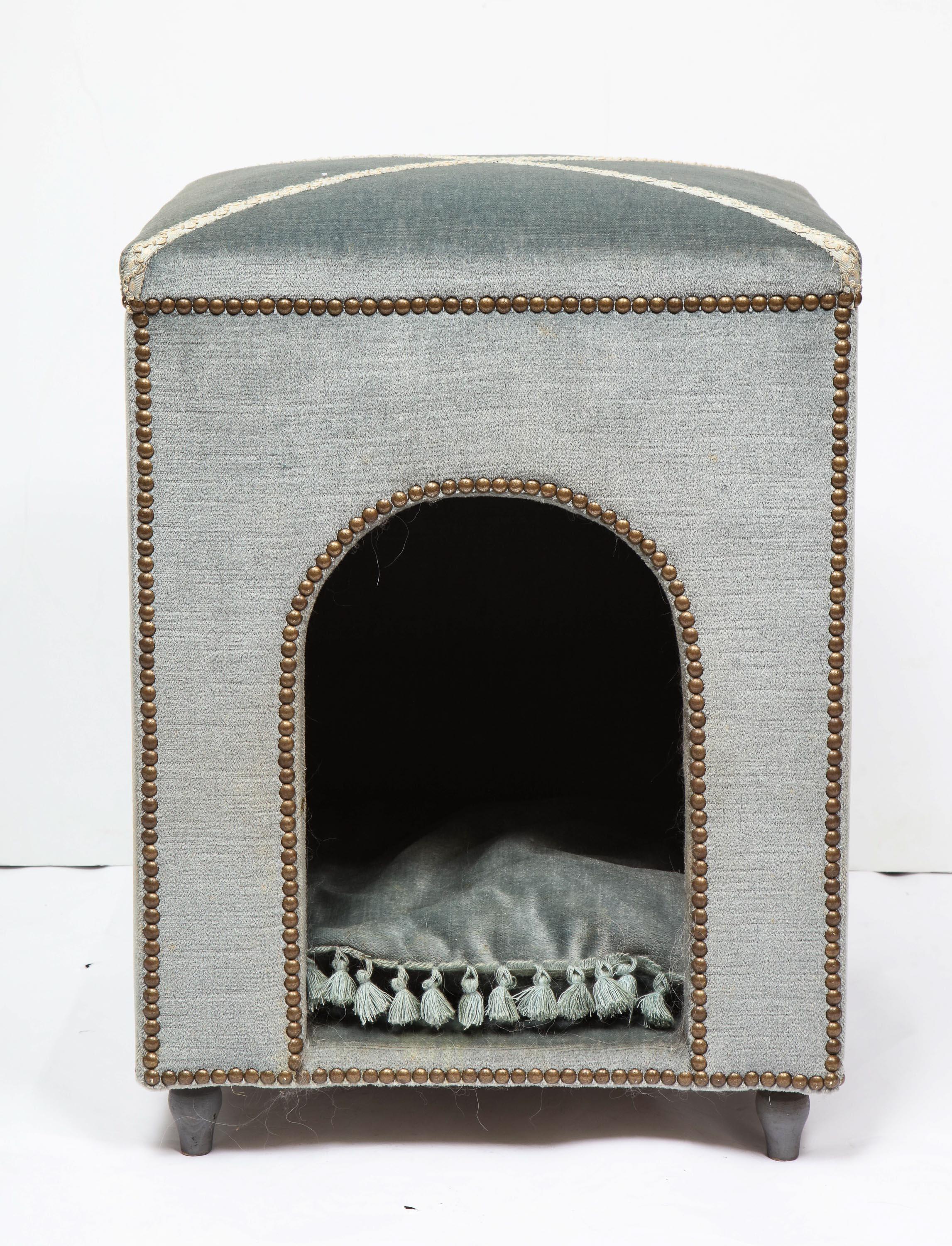 Exquisite French Louis XVI style velvet-upholstered Niche de Chien (Dog Bed),

Marie Antoinette had a nearly similar one for her dog as well....

Very good condition, ready to use.

Measures: 25