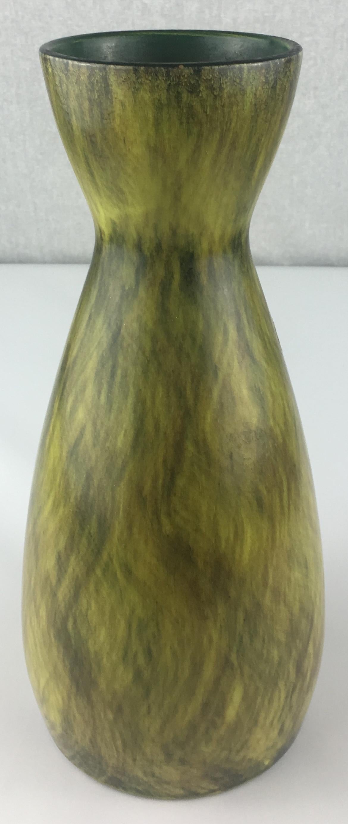 Superbe vase en céramique français du milieu du siècle par St. Clement. Ce magnifique vase est très décoratif et présente un magnifique fond noir avec des nuances vertes. Il semble presque en mouvement, comme les herbes marines, ce qui le rend très