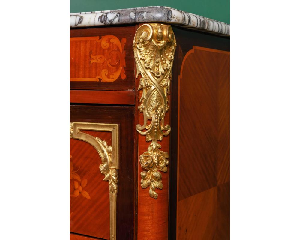 Squisita commode francese con piano in marmo e intarsio in mogano con ormolu C. 1870 in vendita 3