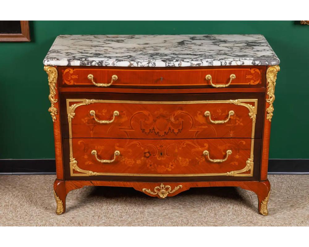 Squisita commode francese con piano in marmo e intarsio in mogano con ormolu C. 1870 in vendita 4