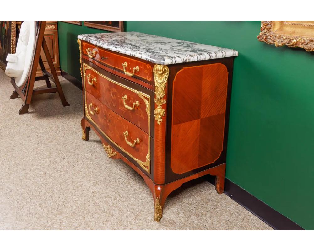 Squisita commode francese con piano in marmo e intarsio in mogano con ormolu C. 1870 in vendita 5