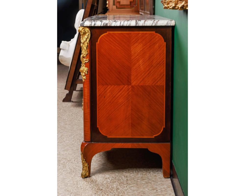 Squisita commode francese con piano in marmo e intarsio in mogano con ormolu C. 1870 in vendita 6