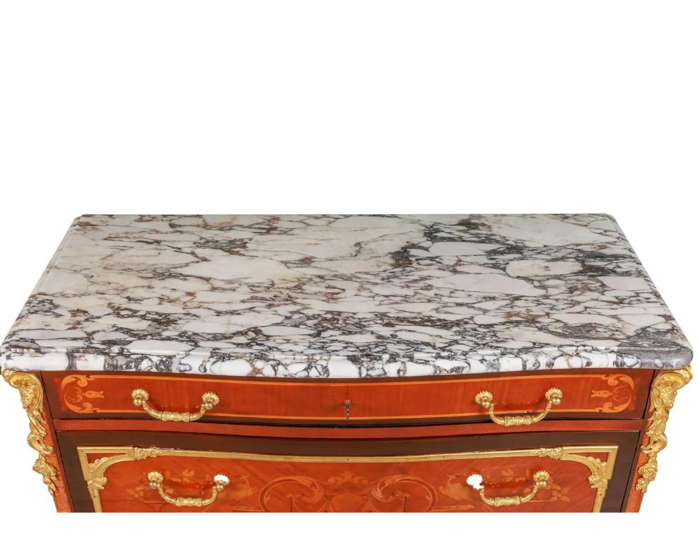 Squisita commode francese con piano in marmo e parquet in mogano montata a Ormolu C. 1870.  

Una commode di qualità molto bella con montature in bronzo francese e un parquet di squisita qualità in tutto, con particolare attenzione alla maschera