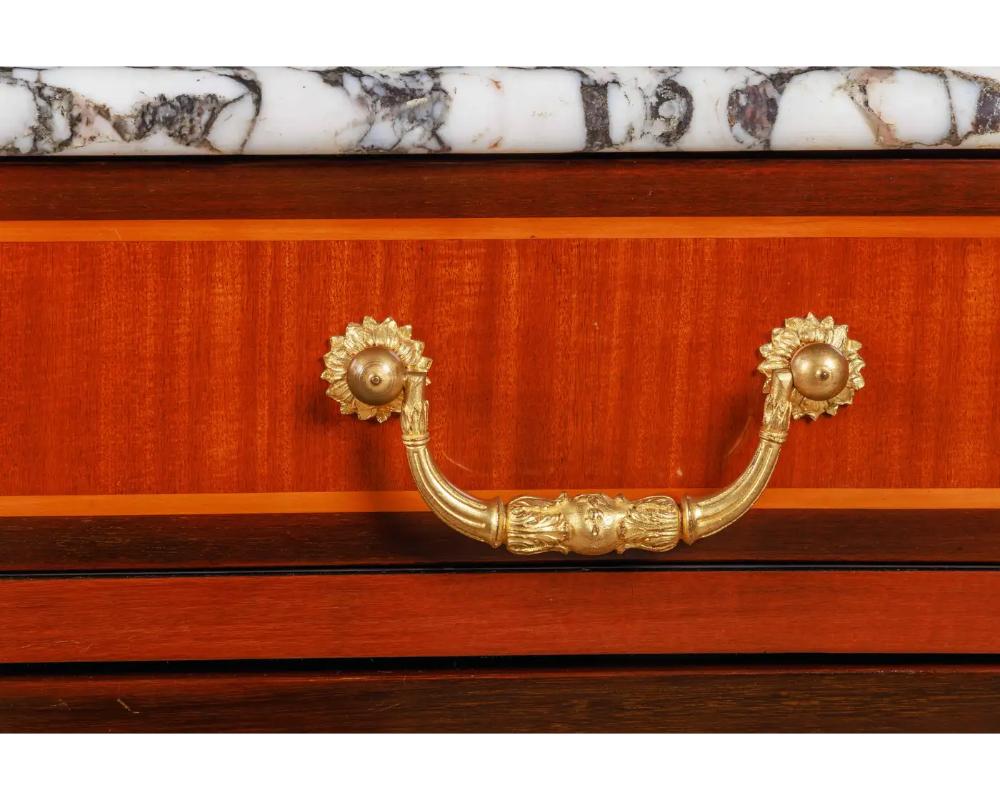 Napoleone III Squisita commode francese con piano in marmo e intarsio in mogano con ormolu C. 1870 in vendita