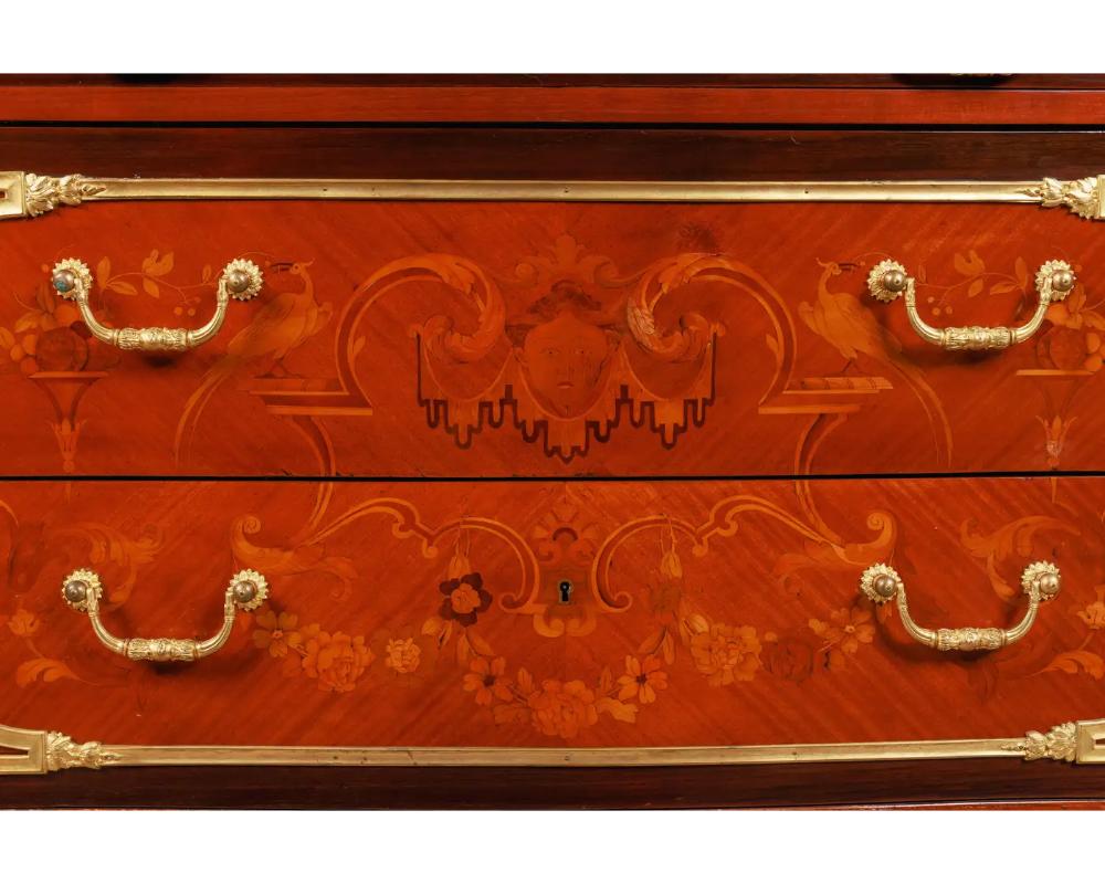 Francese Squisita commode francese con piano in marmo e intarsio in mogano con ormolu C. 1870 in vendita