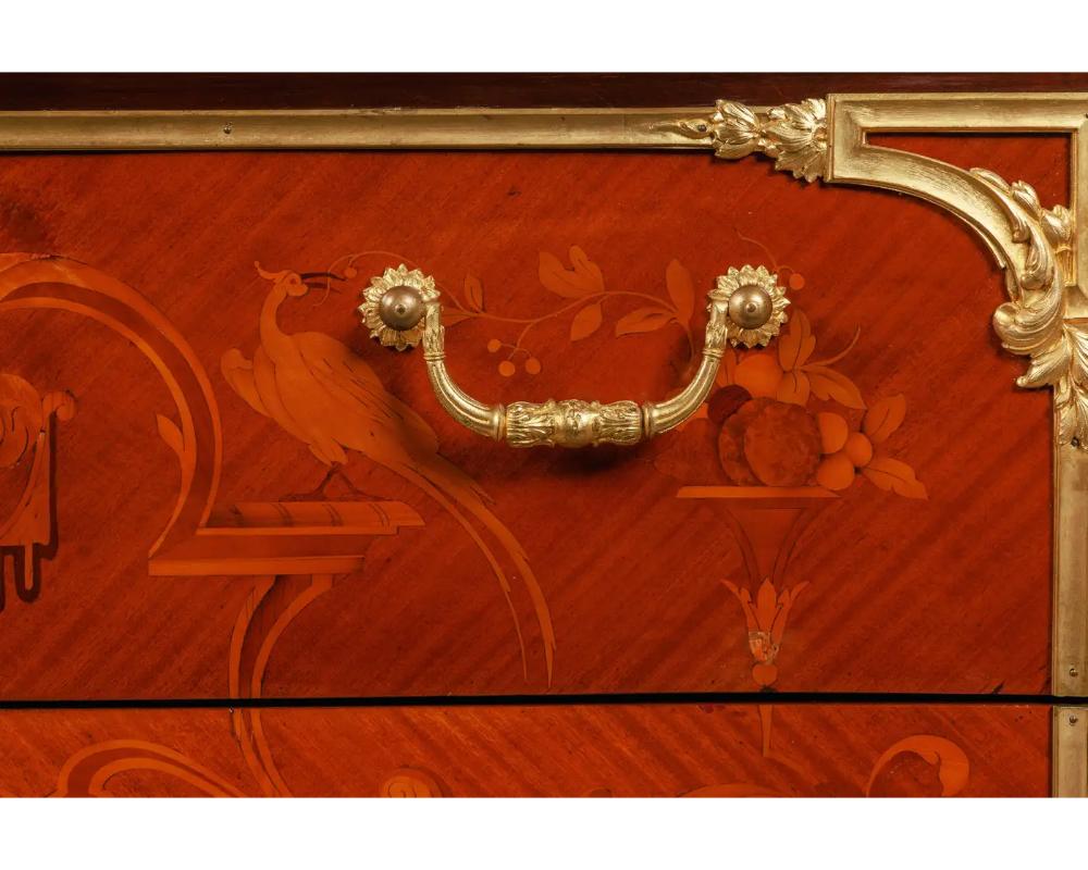 Squisita commode francese con piano in marmo e intarsio in mogano con ormolu C. 1870 In condizioni buone in vendita a New York, NY