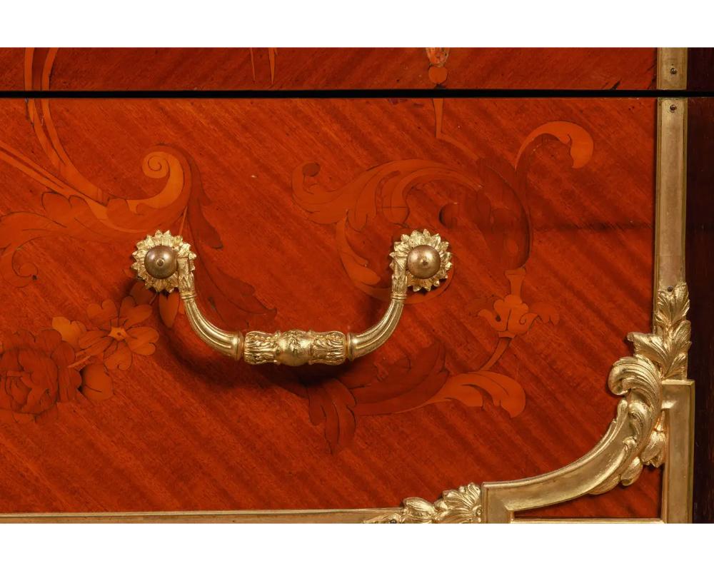 XIX secolo Squisita commode francese con piano in marmo e intarsio in mogano con ormolu C. 1870 in vendita