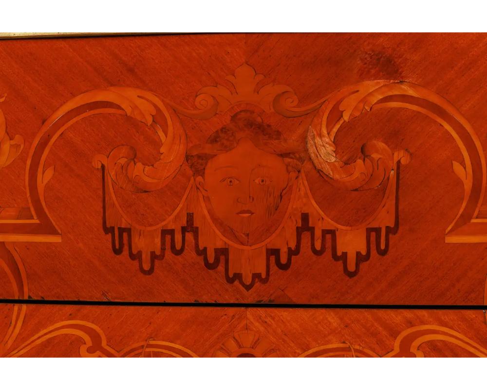 Similoro Squisita commode francese con piano in marmo e intarsio in mogano con ormolu C. 1870 in vendita