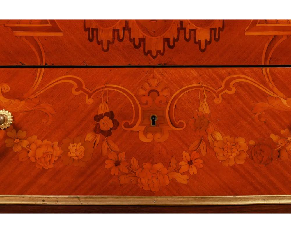 Squisita commode francese con piano in marmo e intarsio in mogano con ormolu C. 1870 in vendita 1