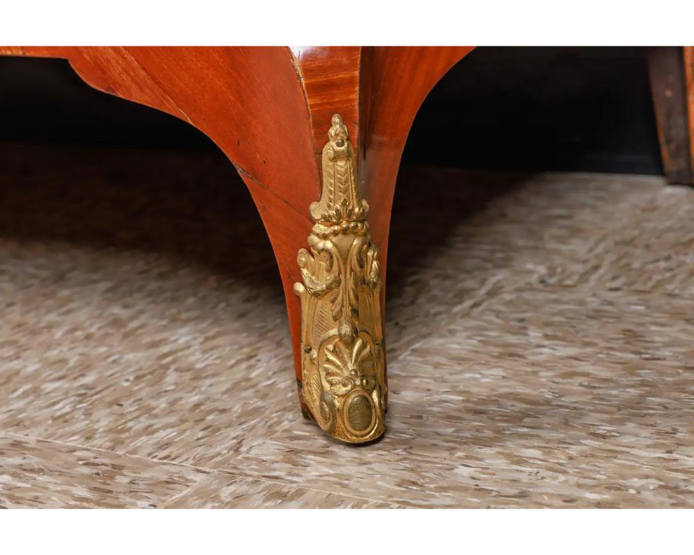 Squisita commode francese con piano in marmo e intarsio in mogano con ormolu C. 1870 in vendita 2