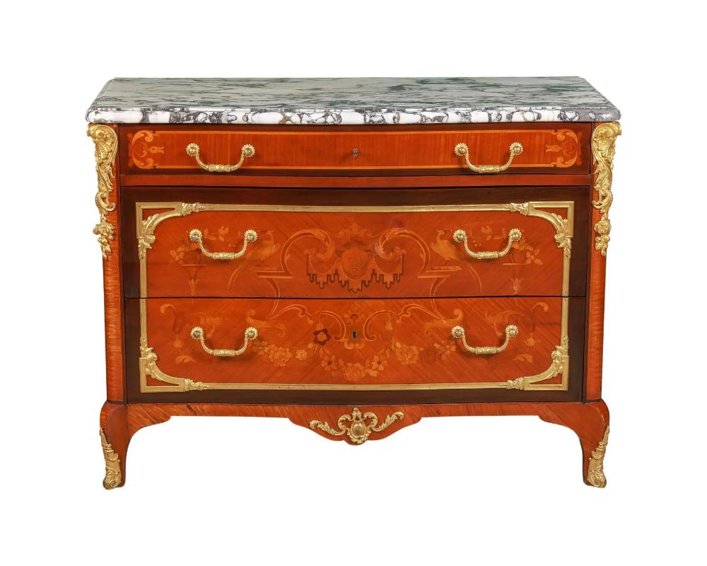 Squisita commode francese con piano in marmo e intarsio in mogano con ormolu C. 1870