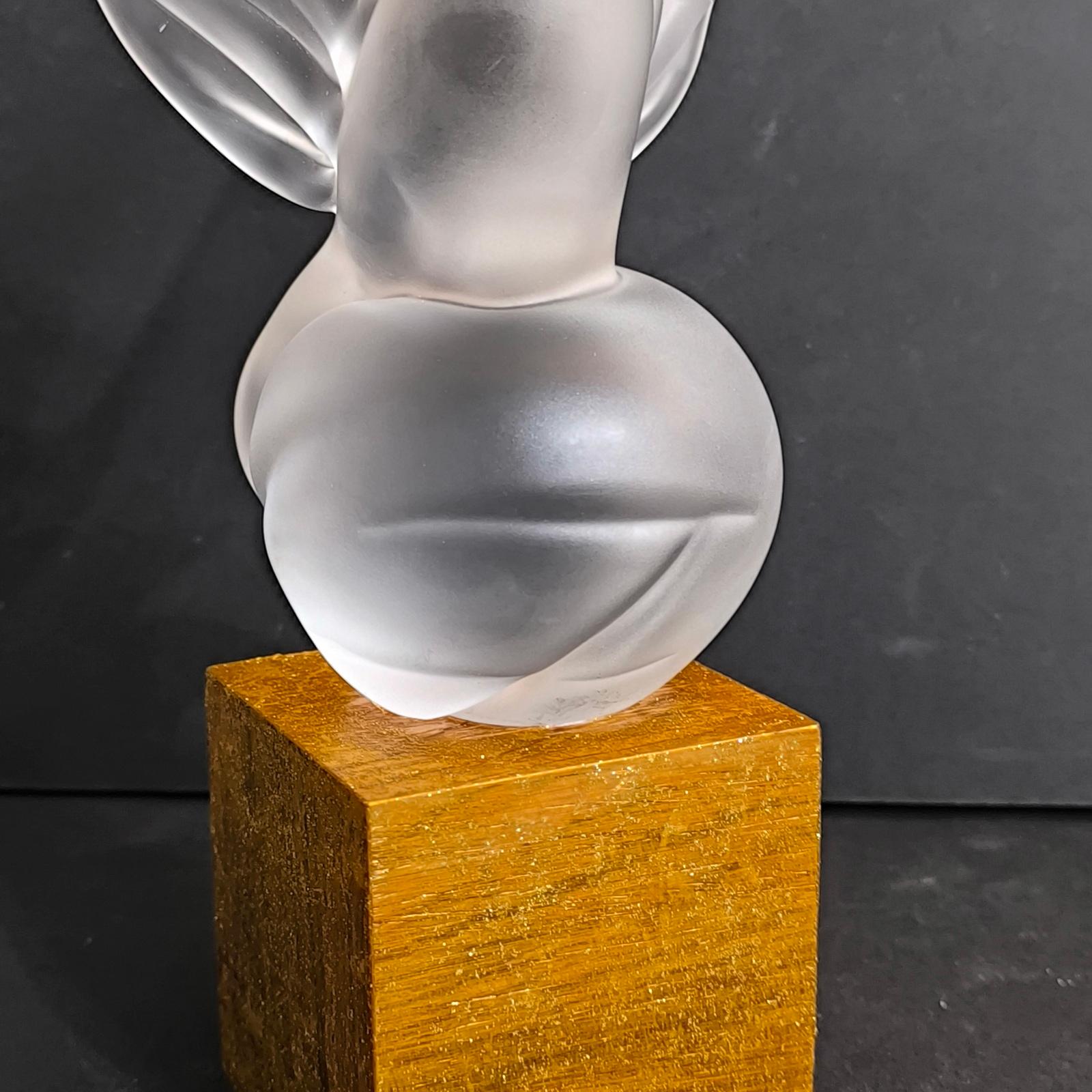 Exquisita Figurilla de Paloma de Cristal Esmerilado: Símbolo de Elegancia y Serenidad en venta 4