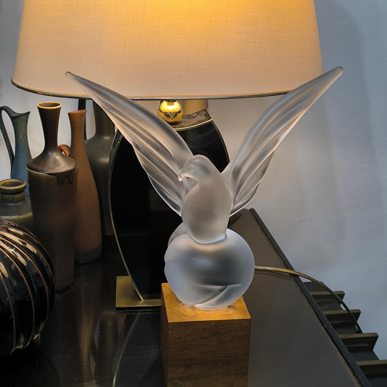 Exquisita Figurilla de Paloma de Cristal Esmerilado: Símbolo de Elegancia y Serenidad Art Decó en venta